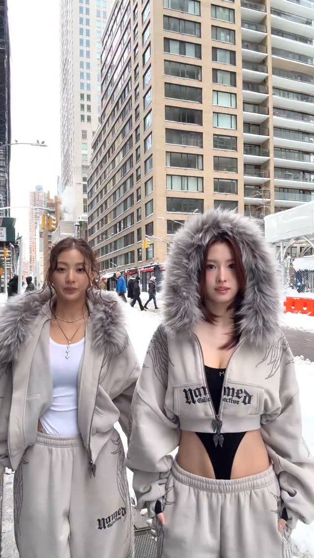 どういう格好？」極寒NYで〝丸見え〟TWICE・モモ&ジヒョ、雪上ダンス