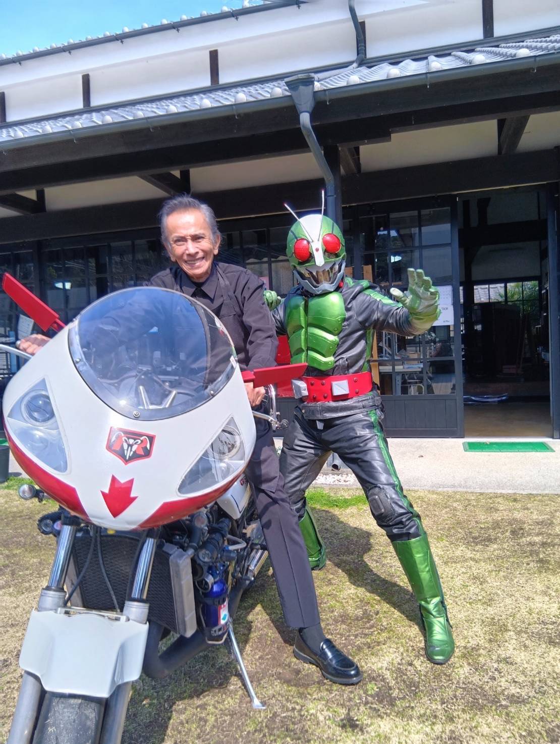 妻のひし美ゆり子（左）と一日署長を務める伝説のライダー岡崎徹｜がん