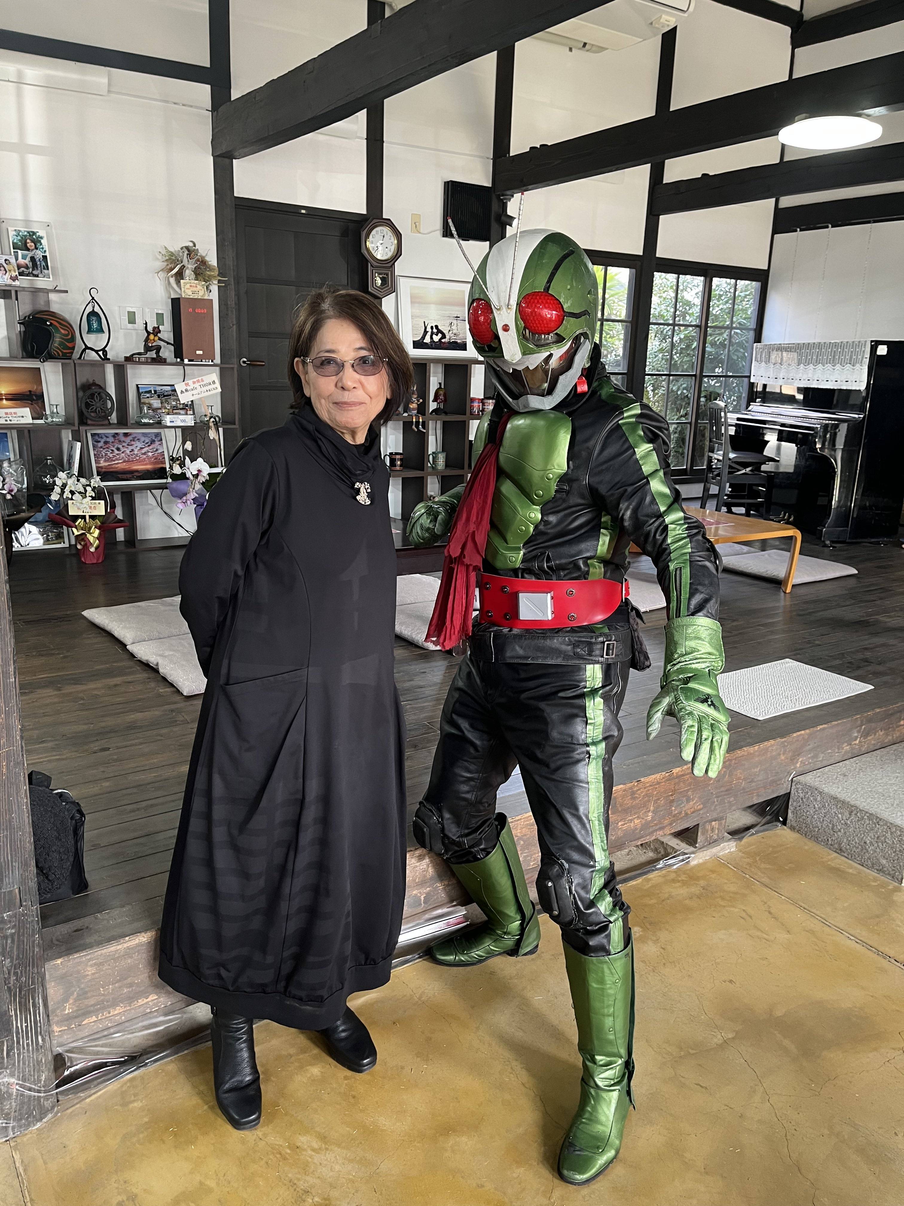妻のひし美ゆり子（左）と一日署長を務める伝説のライダー岡崎徹｜がん