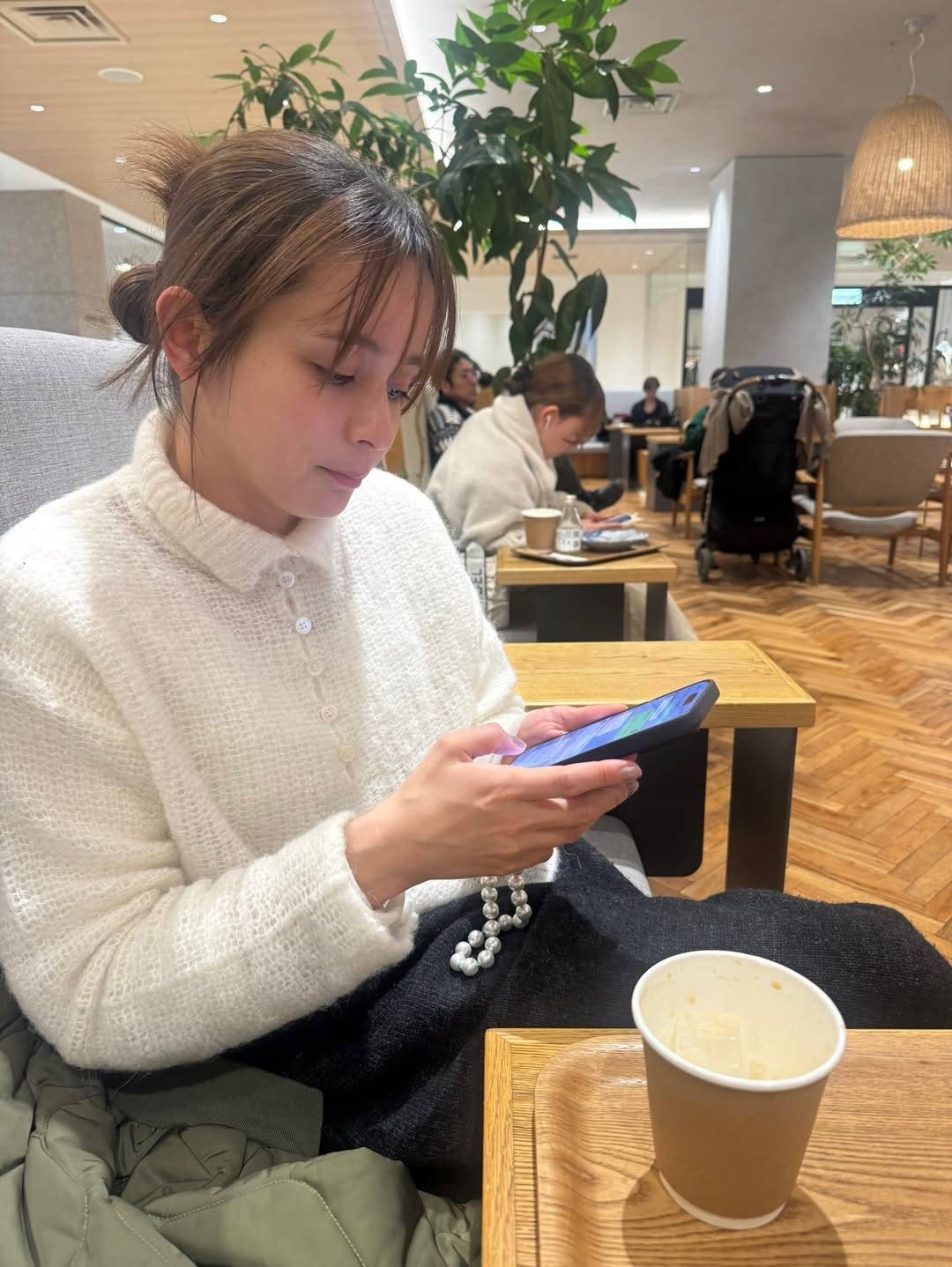 オフの日の姿が話題の加藤ローサ。写真はラジオ収録時(インスタ