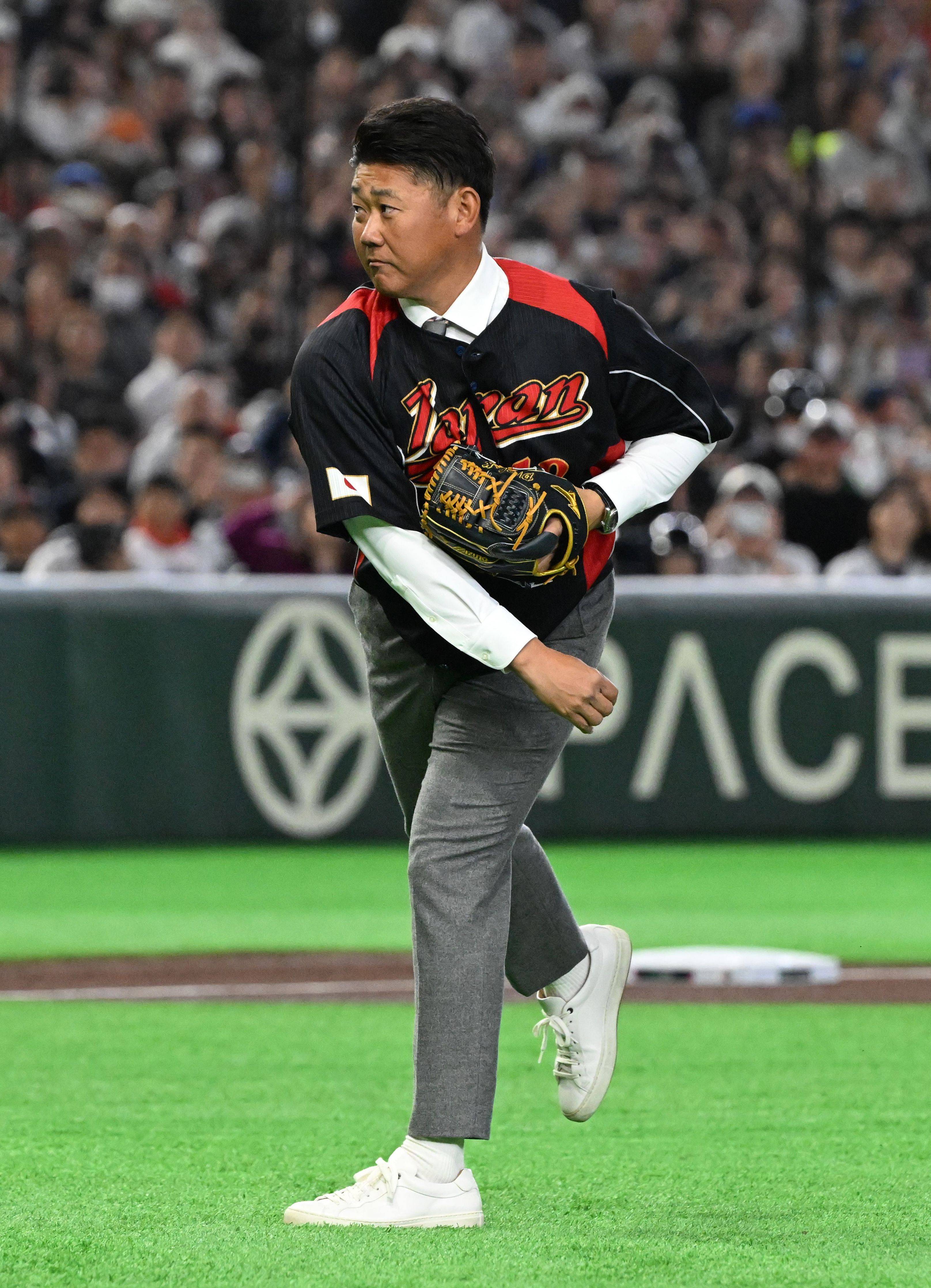 WBC2大会連続MVPの松坂大輔さんが始球式 09年ユニで現役時代と変わら