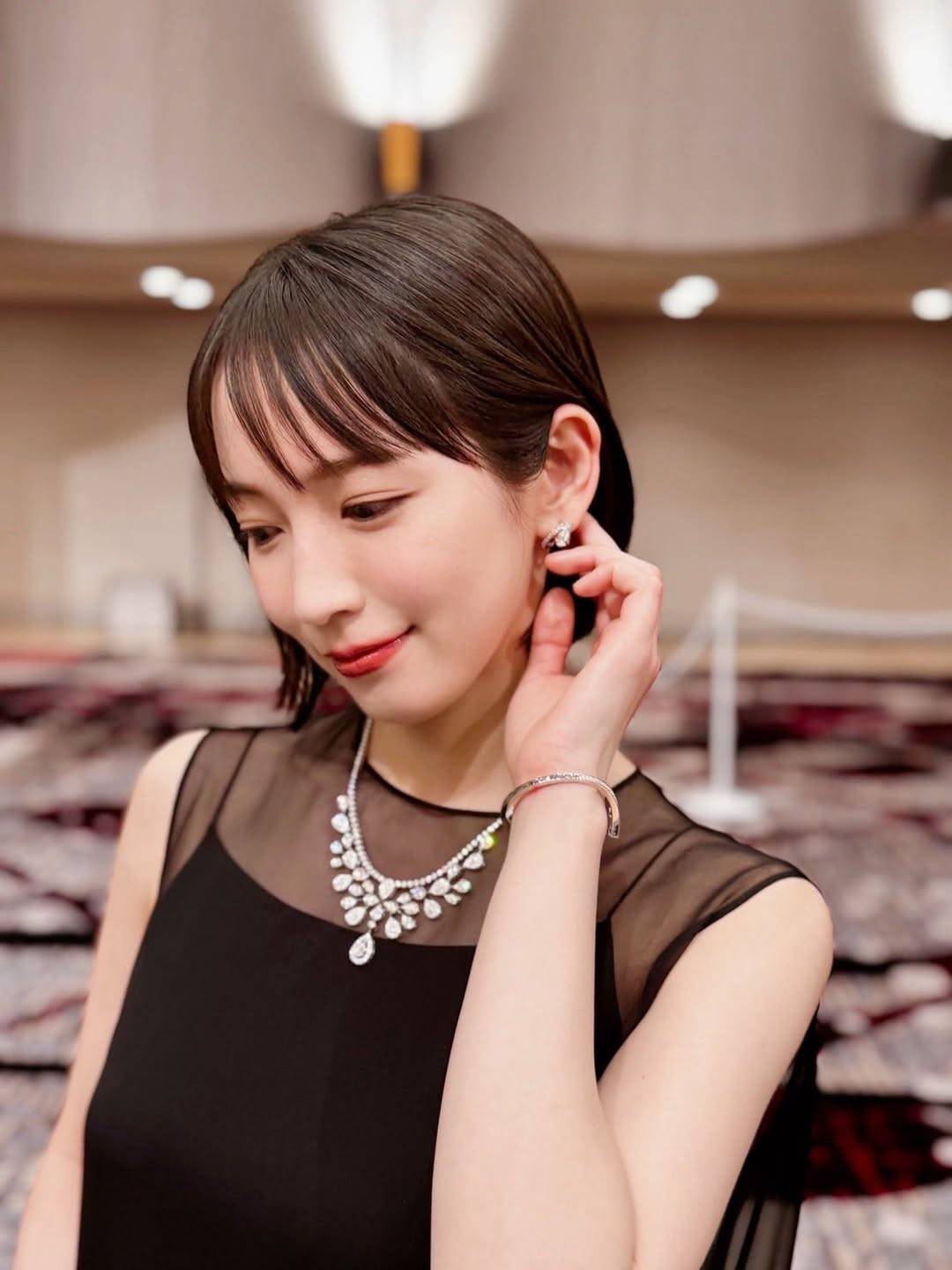 なんとも麗しい!」吉岡里帆〝大人の魅力開放〟透け感ドレスに絶賛の声