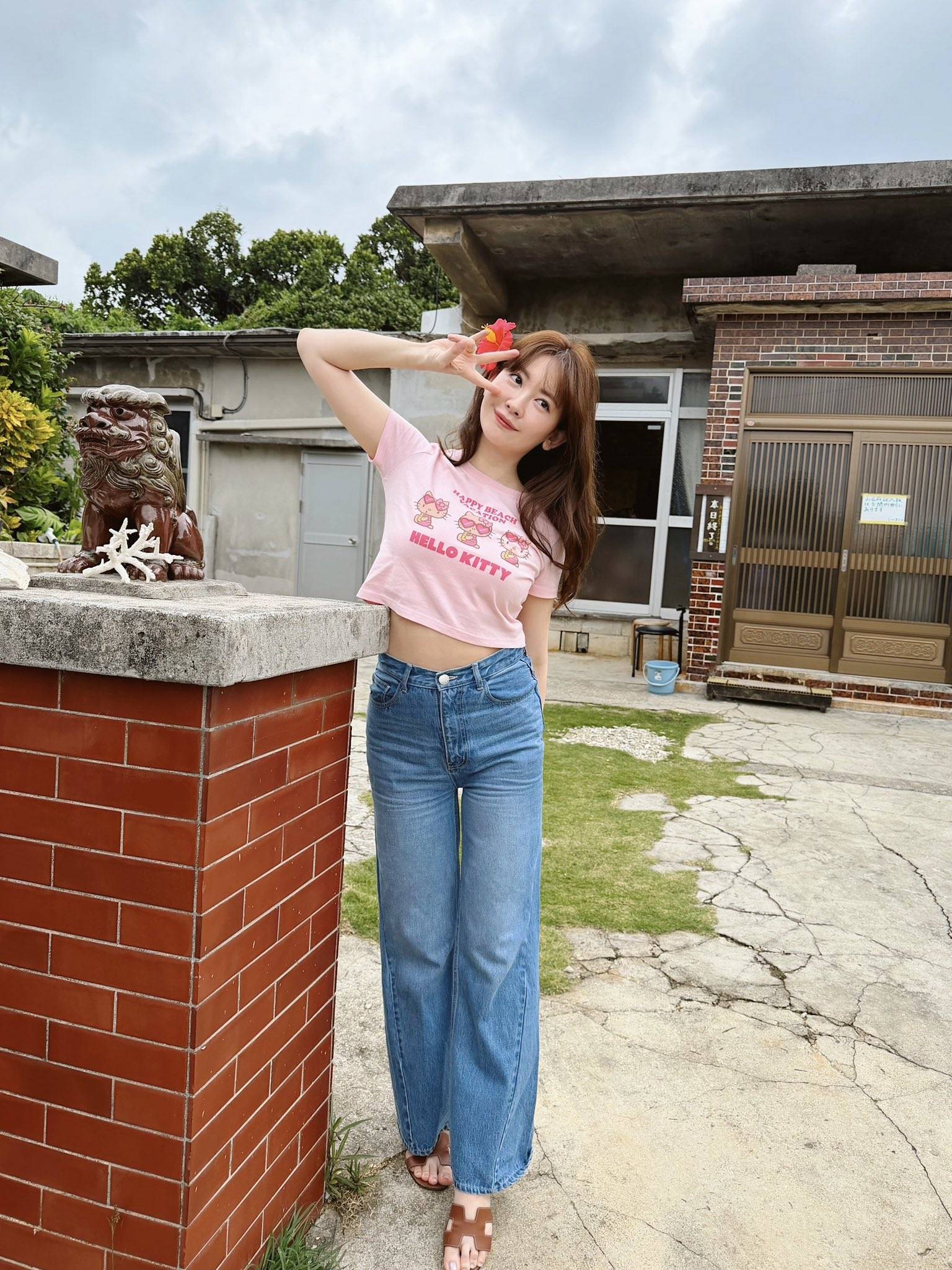 Tシャツちっちゃくないですか」小嶋陽菜〝37歳のピチピチ〟ショットに 