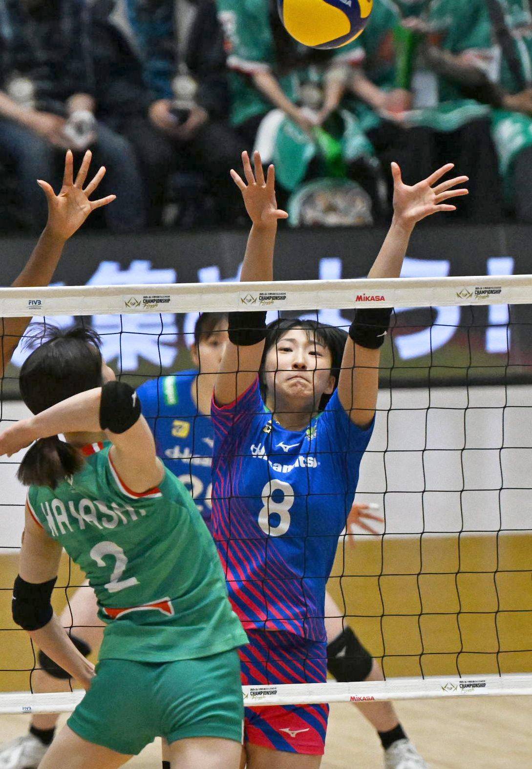 優勝を飾り、歓喜の表情を浮かべるSAGA久光スプリングスの平｜中田久美