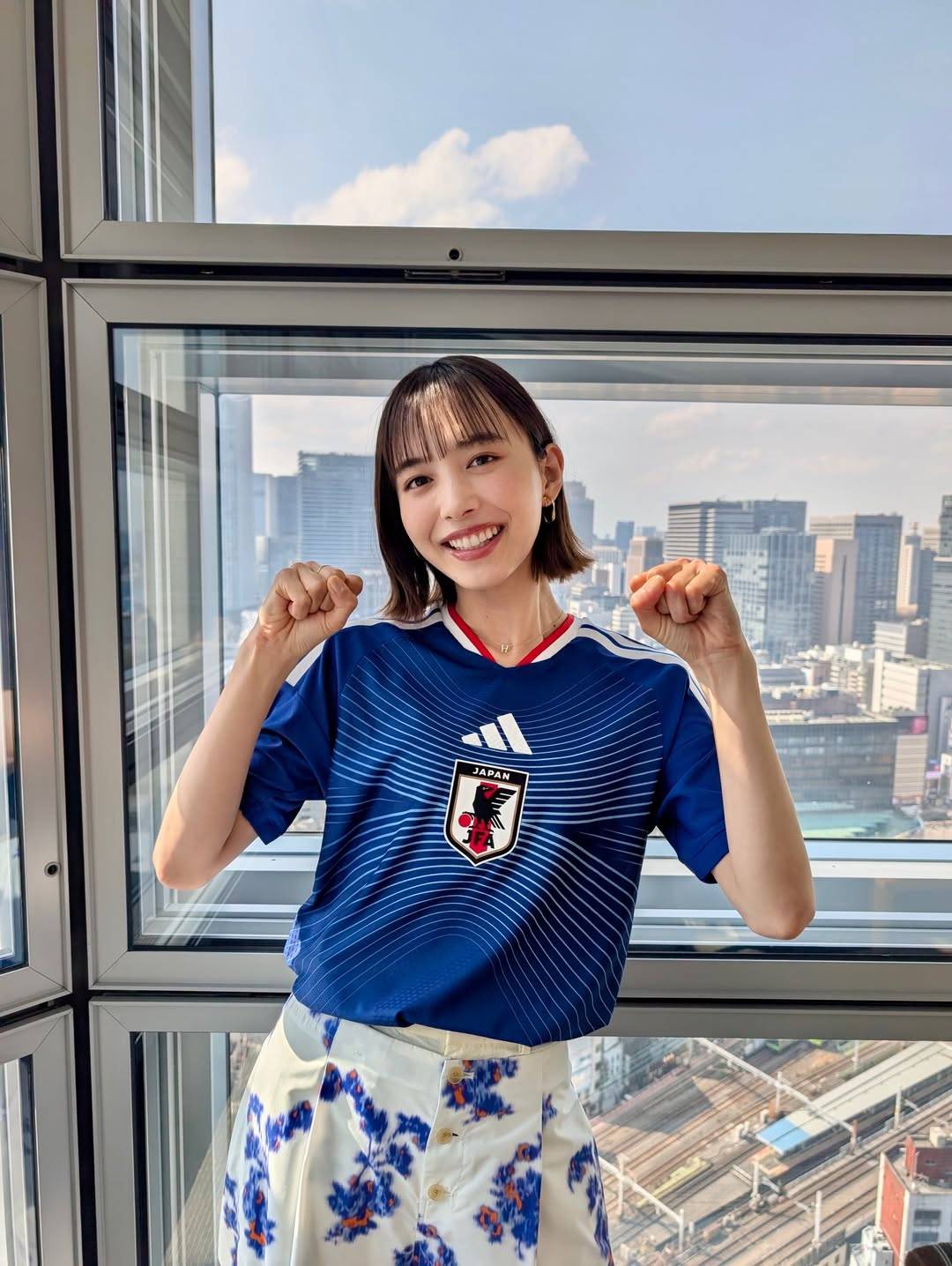 タイトな代表ユニ＋花柄白パンツ姿、W杯キャスター就任の井桁弘恵に大