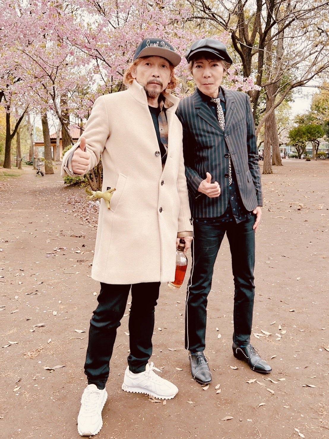 桜より2人を見ちゃう」土屋昌巳と浅井健一〝花見2ショット〟に反響