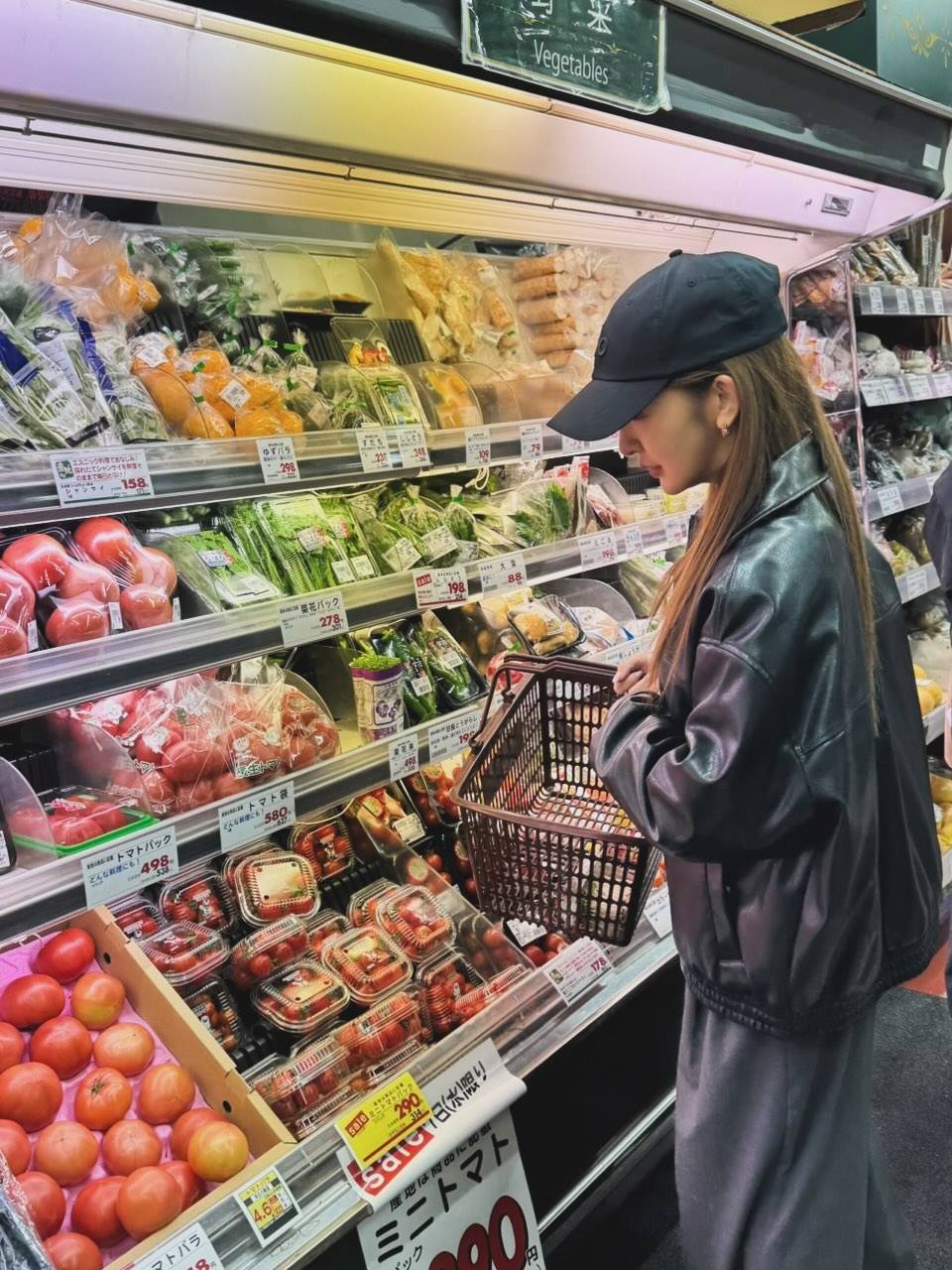 主婦してるともちん」板野友美が庶民的スーパーに！〝レアな〟買い物中