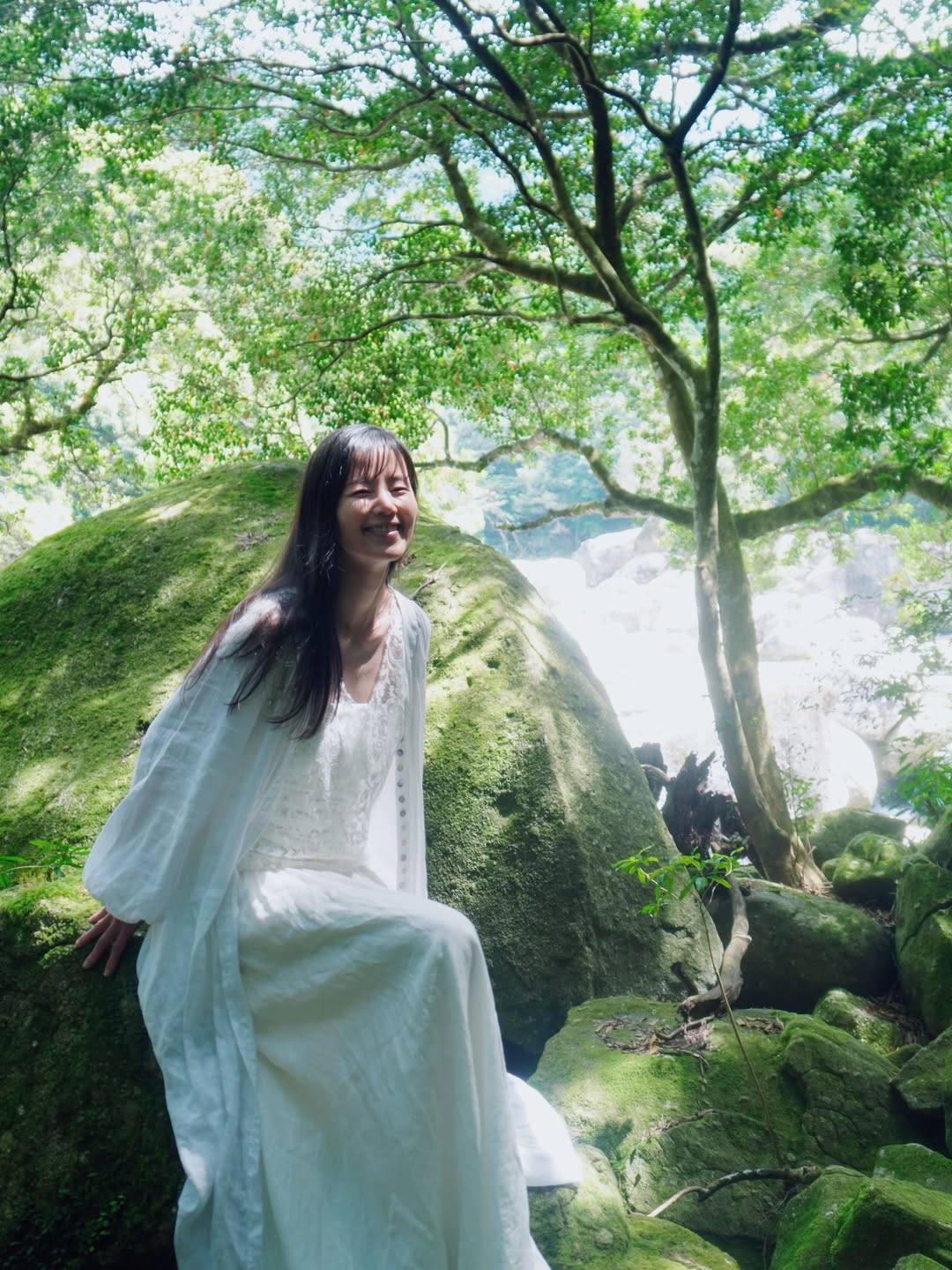 妖精みたい」〝透け透け〟ワンピで屋久島降臨…47歳小西真奈美、近影が