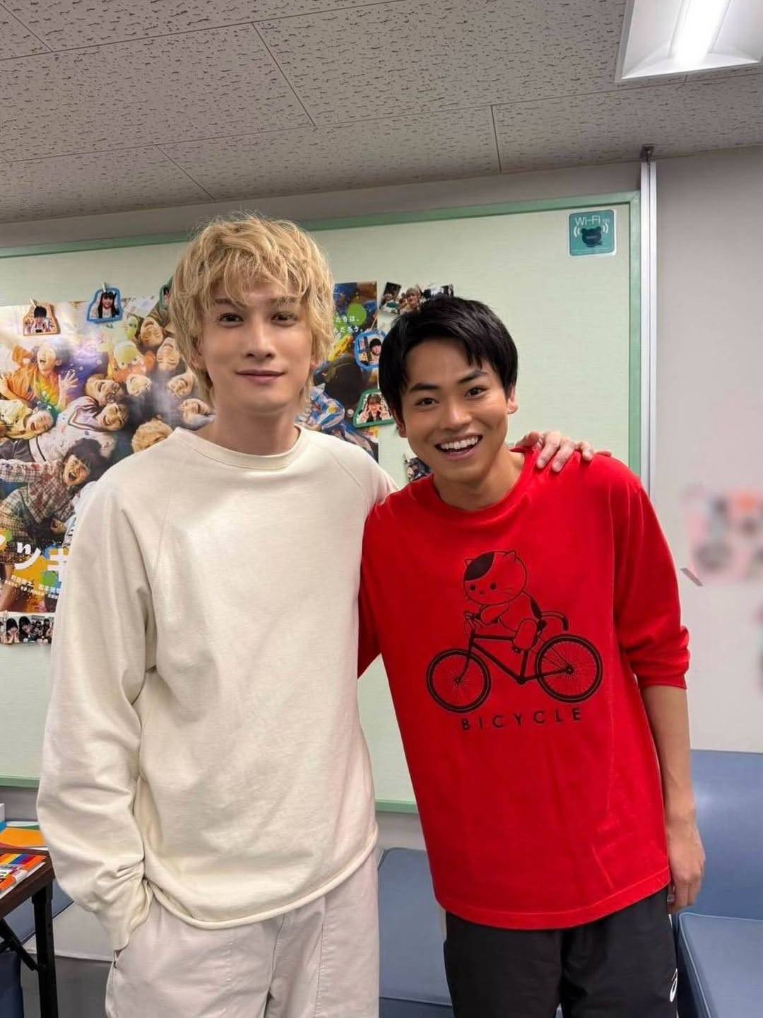 菅田将暉の弟…26歳俳優が激変人気俳優と2ショットが話題の菅｜「髪色が