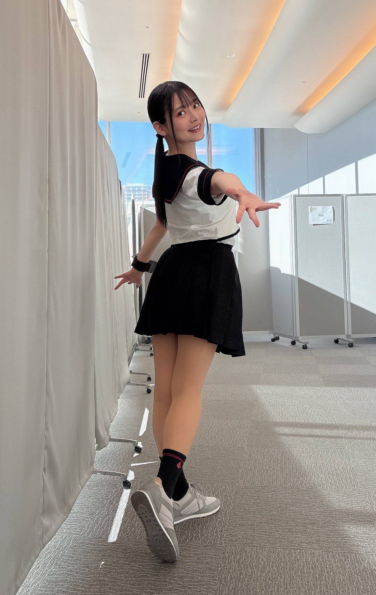普通にJKに見えた」34歳声優〝大胆ミニスカ制服姿〟見返りショットの