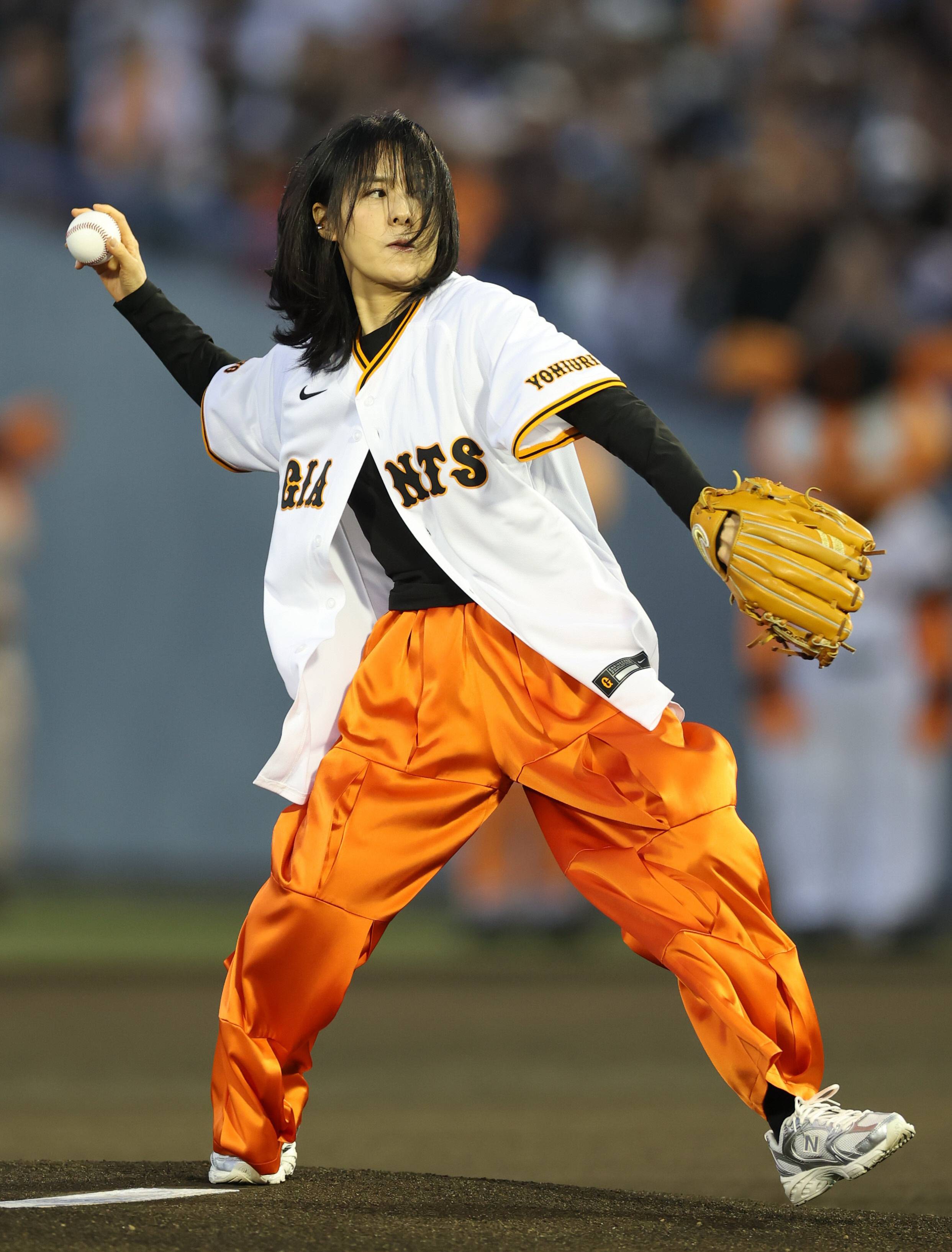 こんな57歳反則やな」井森美幸〝凱旋〟始球式に大反響「ちょっと異常な