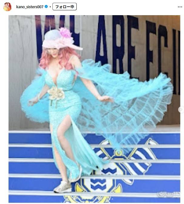ド派手ドレス＆ヘア、しかし足もとは…叶姉妹の美香さん〝仰天〟Jリーグ