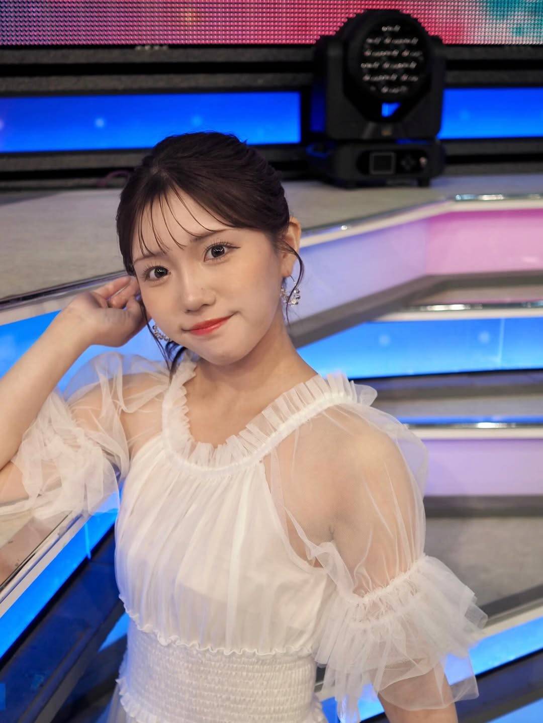 透けてる！」タモリの隣にいるテレ朝・鈴木新彩アナに反響「TVに釘付け