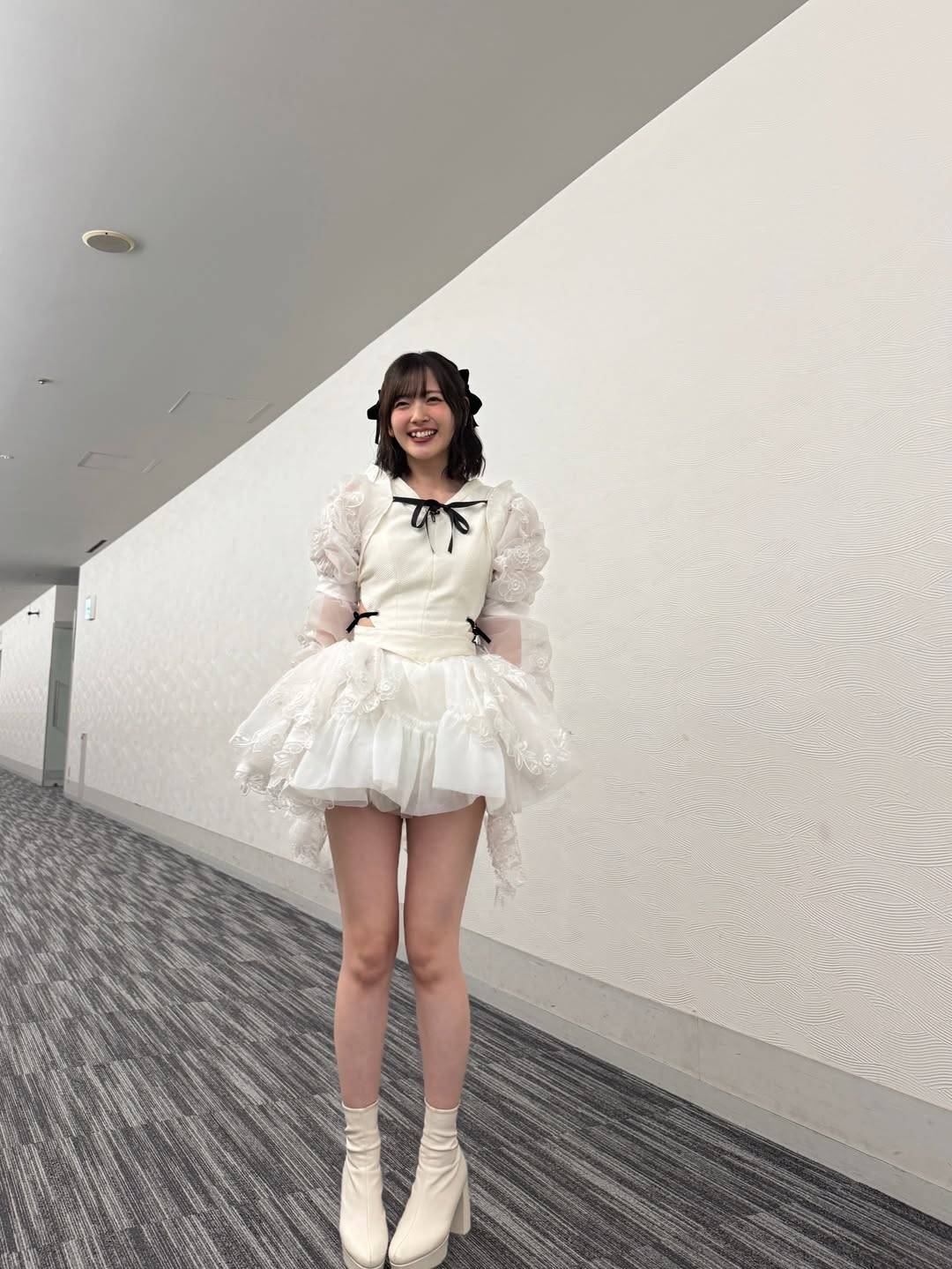 過激衣装の復活」アイドル王の鈴木愛理〝公約通りの限界ミニ〟姿に