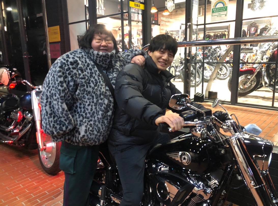なつさんとお揃いです」青木マッチョ、念願〝新車購入〟報告ショットに