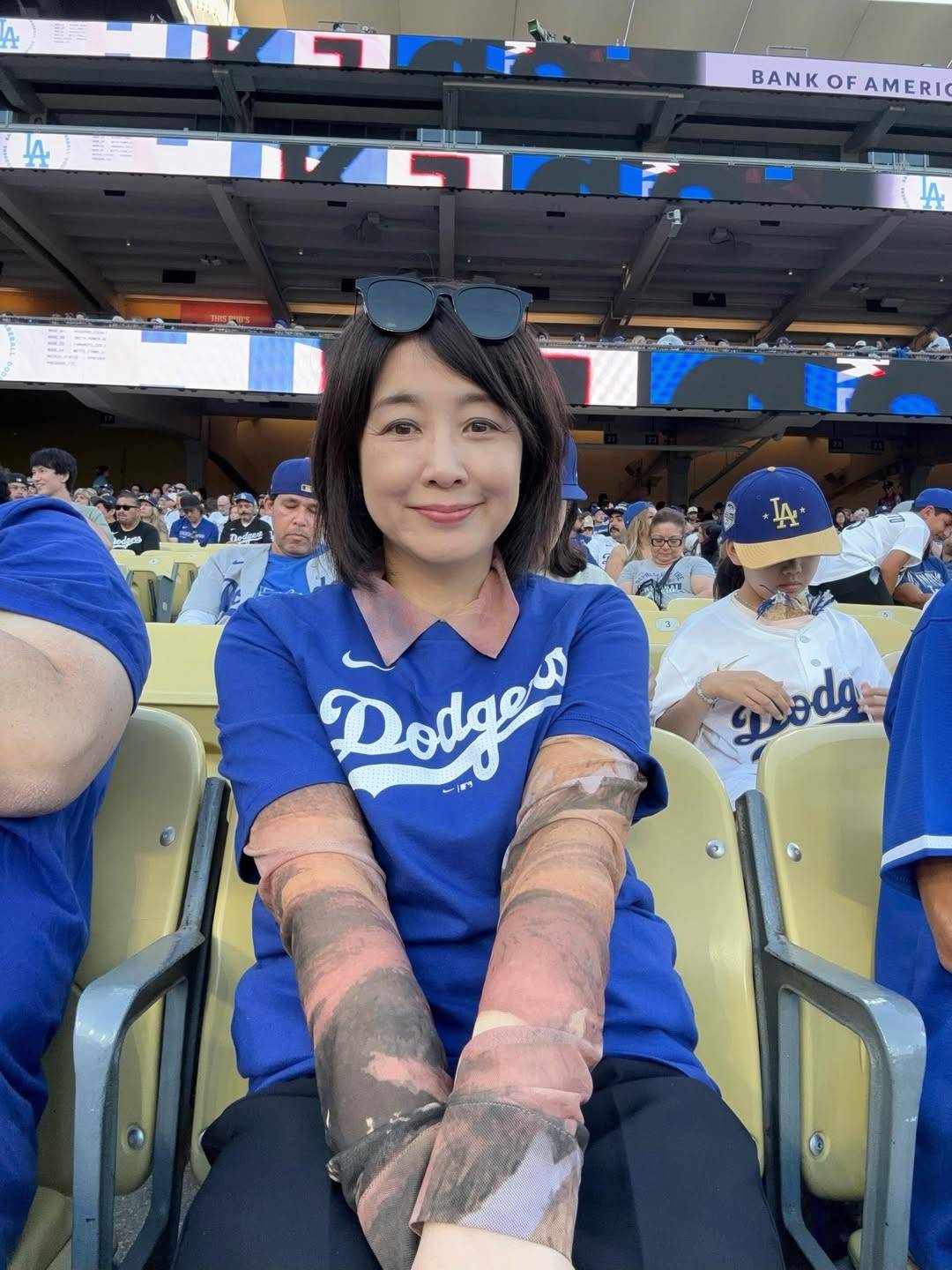 桃子様 確認用 ホントに58歳なのか」菊池桃子〝ドジャースTシャツ〟姿で初生観戦姿に