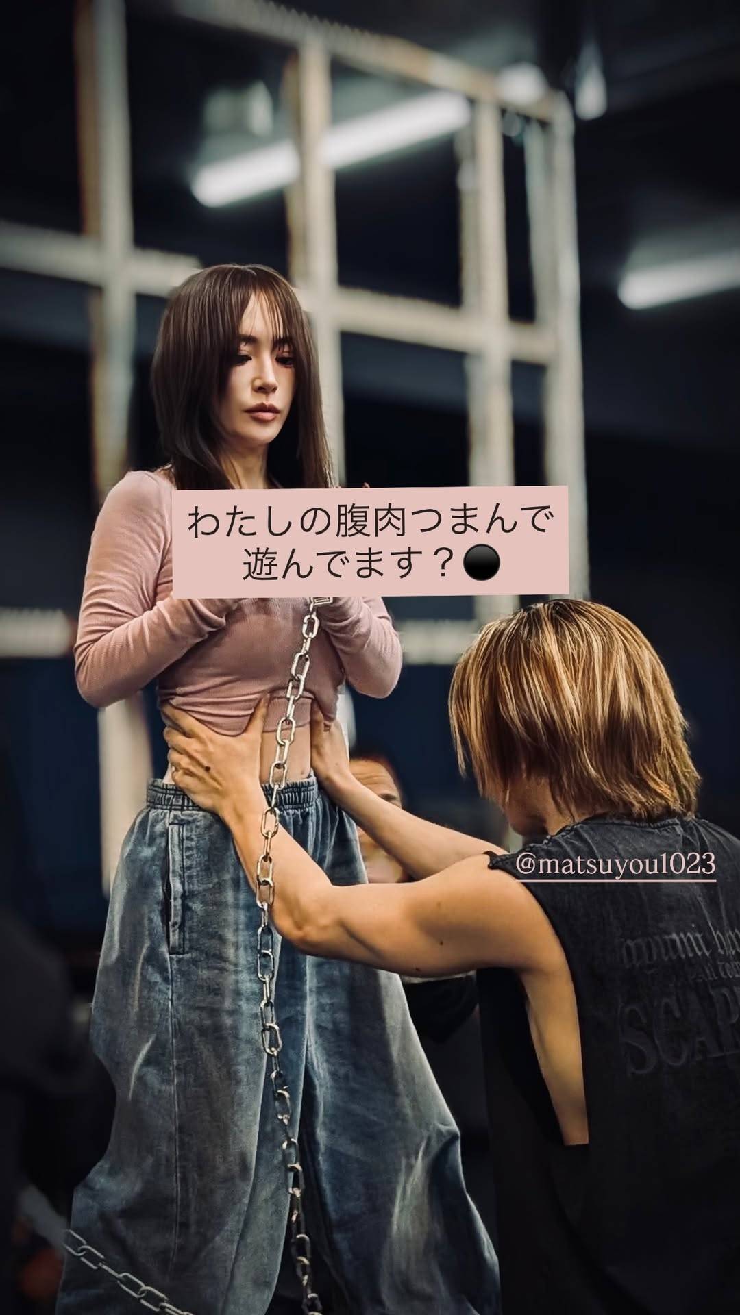 希少　浜崎あゆみ　簡易椅子の上部 私の腹肉つまんで遊んでます?」47歳浜崎あゆみ〝鷲掴みショット〟に