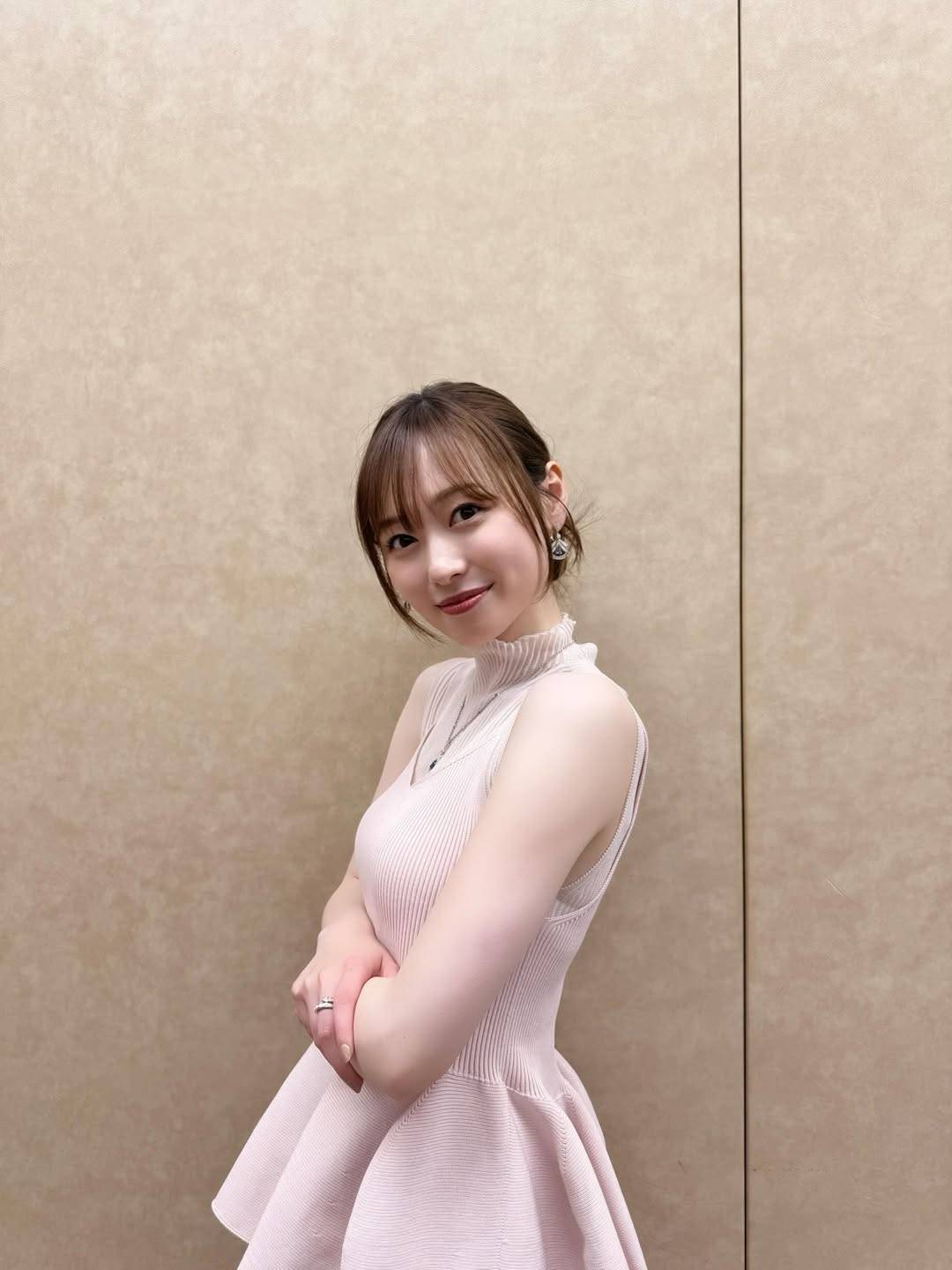 丸見えだぜ」福原遥〝二の腕全開〟ピタピタドレス姿に「たまりません