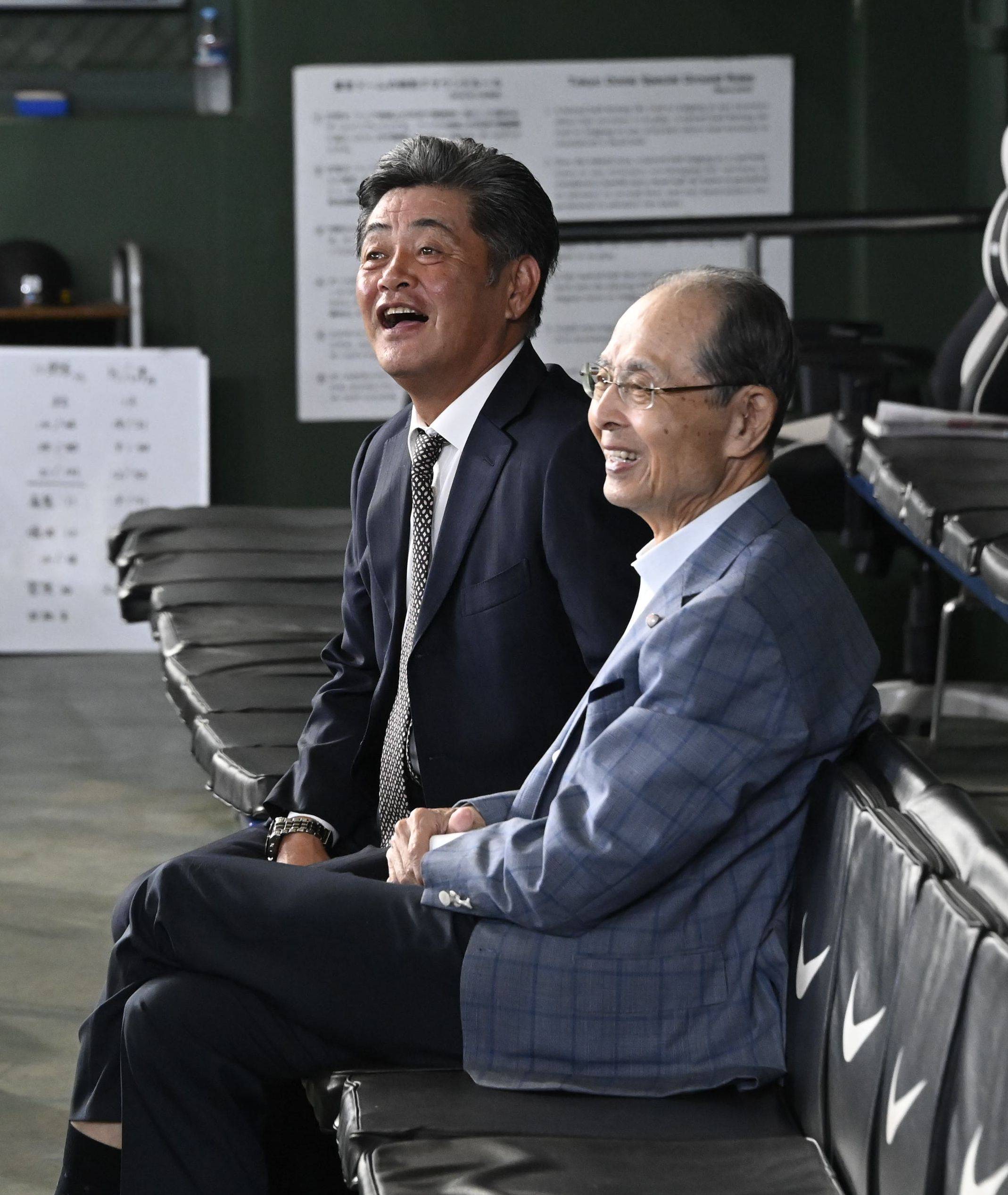 練習を見る王会長（手前）と工藤公康氏（撮影・柿森英典）｜【5.27 セ