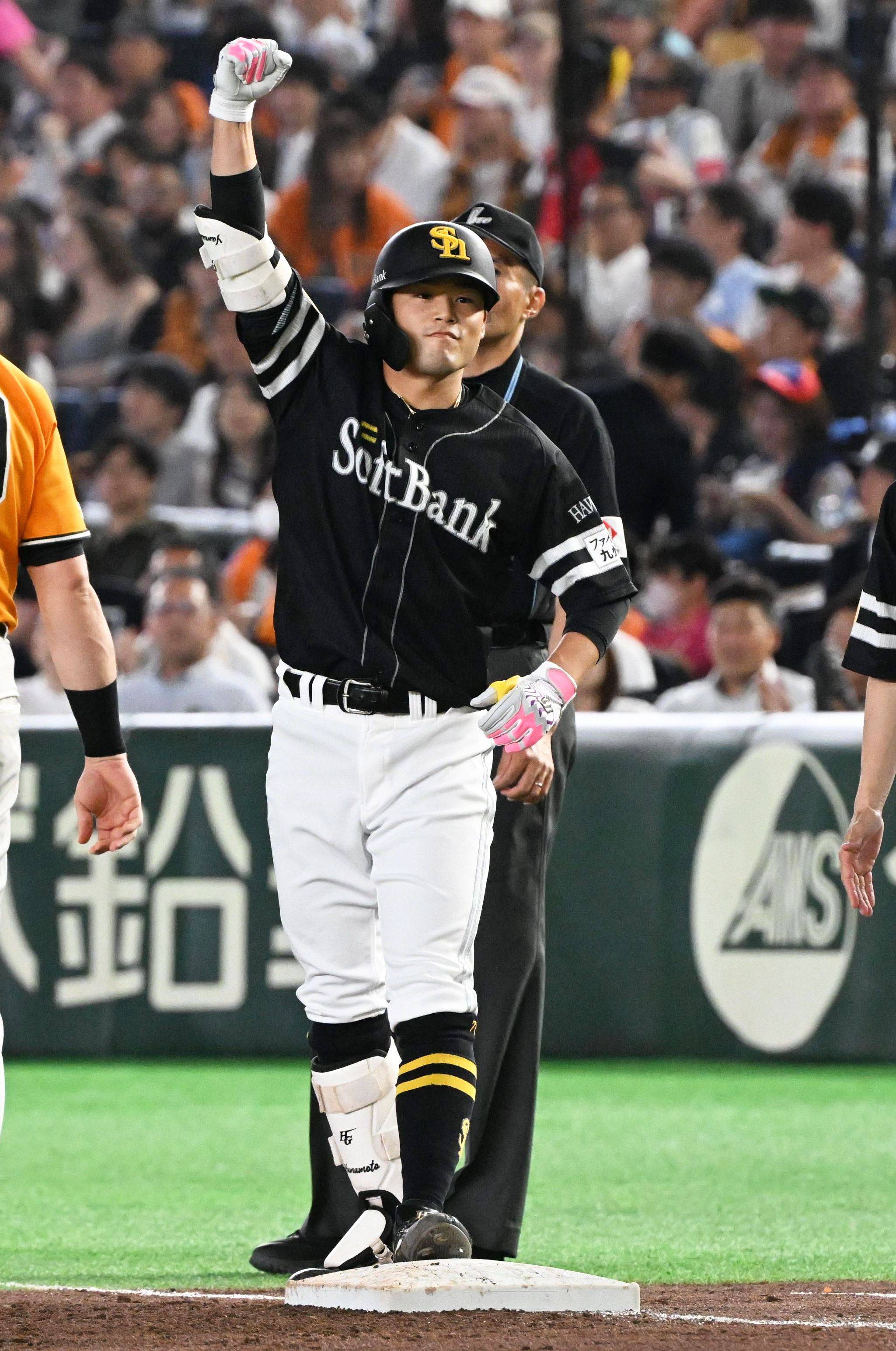 練習を見る王会長（手前）と工藤公康氏（撮影・柿森英典）｜【5.27 セ