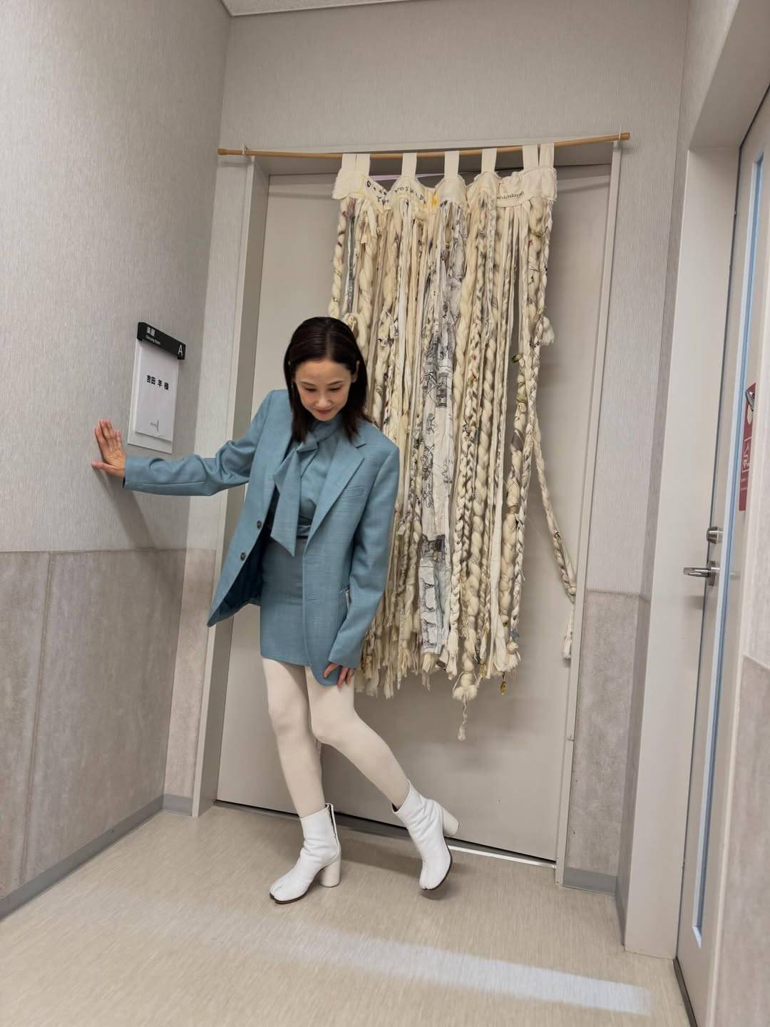眩しすぎて直視できません」吉田羊〝イメージ激変〟超ミニ＆白ブーツ姿