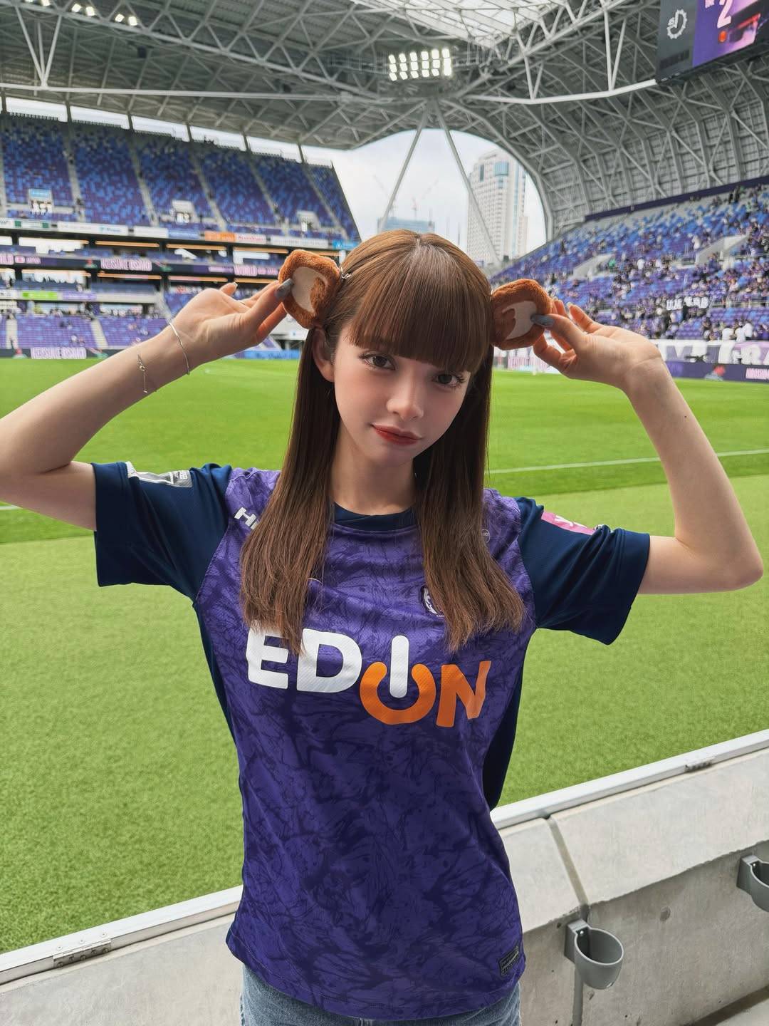 小悪魔感があります」広島・小園海斗のモデル妻〝超ミニスカ〟サッカー