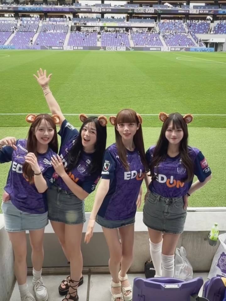 小悪魔感があります」〝超ミニスカ〟サッカーユニ姿が話題の渡｜「小