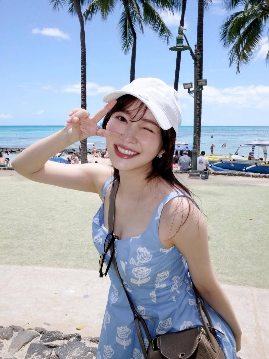 発光してる」指原莉乃〝ハワイ大胆ワンピ〟プライベート姿に