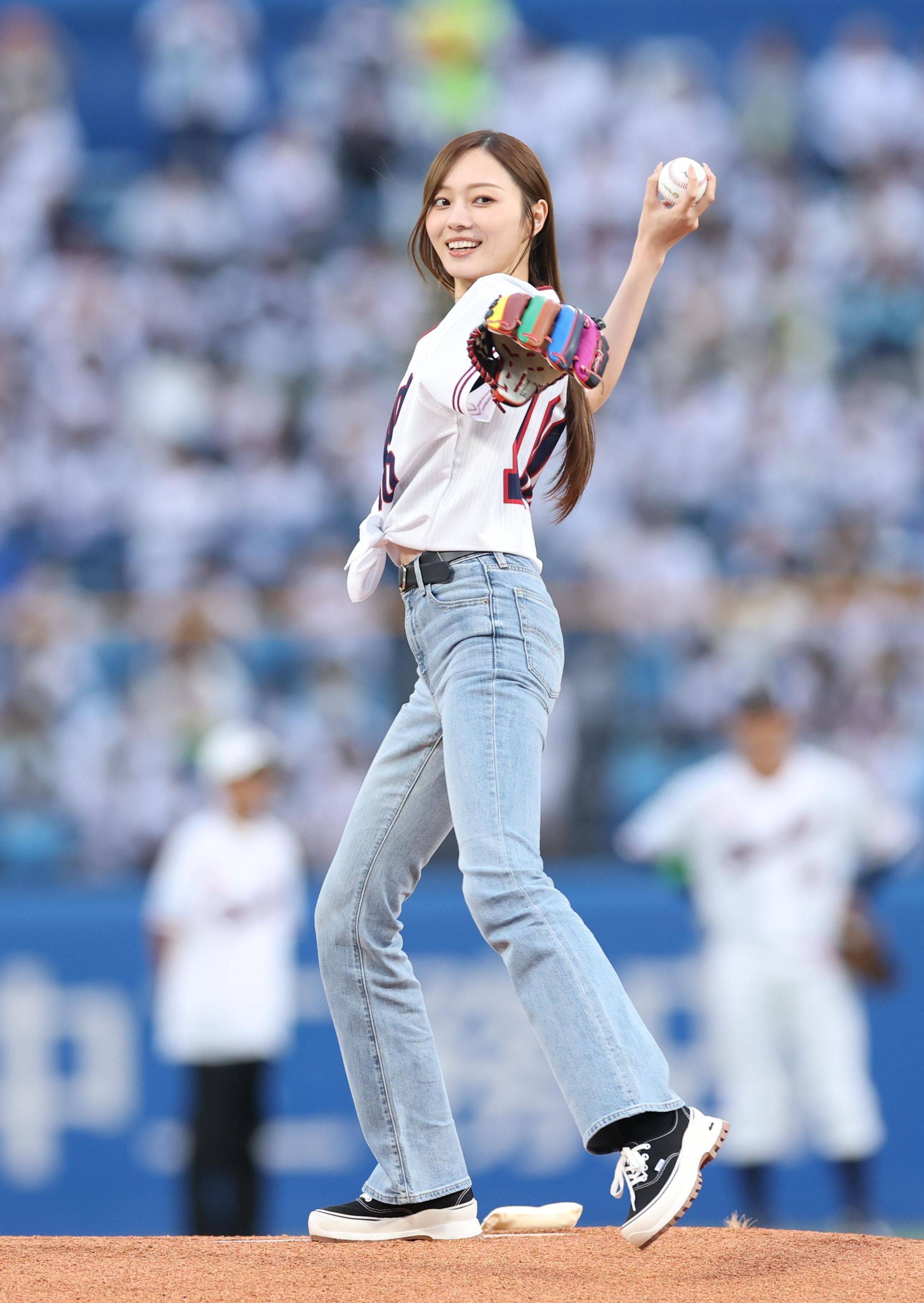 こんなに丈の長いデニム売ってないだろ」元乃木坂46・梅澤美波〝始球式
