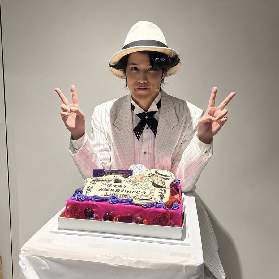 年齢見て驚いた」声優・宮野真守の誕生日ショットが話題「口に湯呑みを