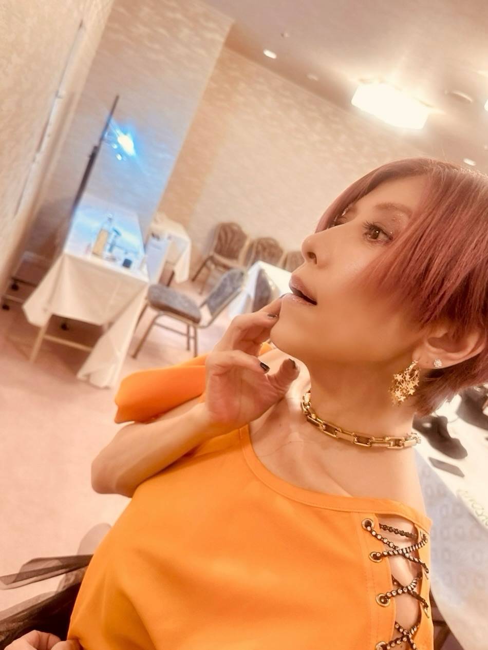 yu-ki　出品物 これで59歳なの」TRF・YU-KI〝肩出し〟姿の大胆近影に「なんで顎が