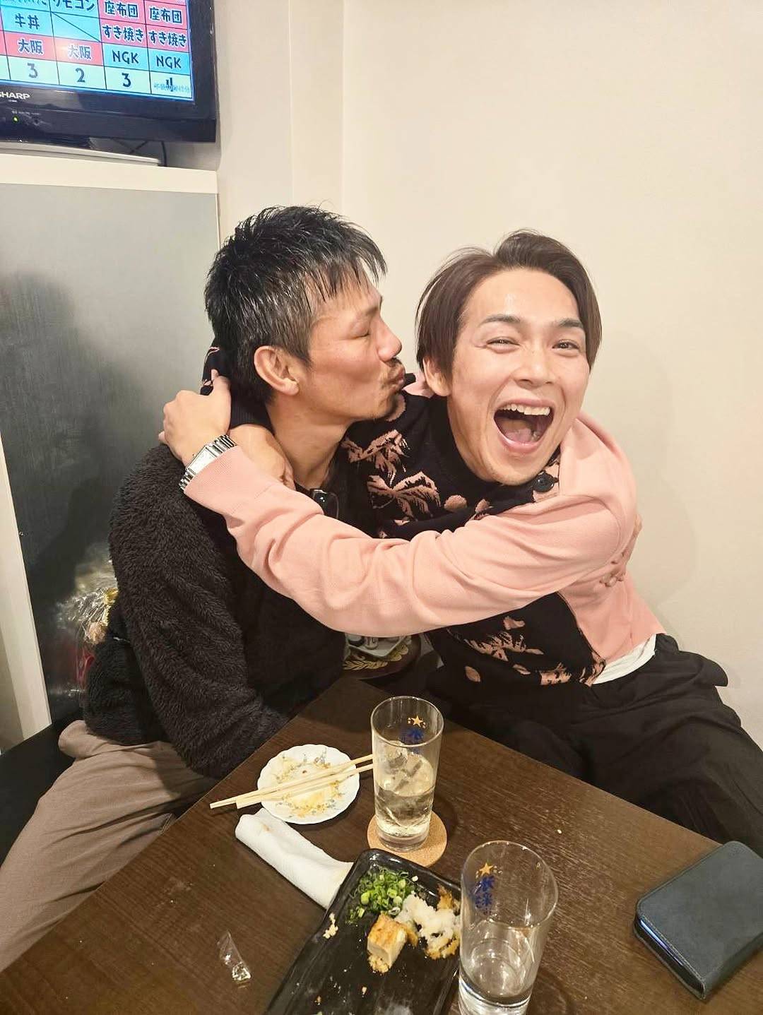 辞め烈兄弟」純烈卒業の白川裕二郎、元メンバーと超仲良し2ショットに