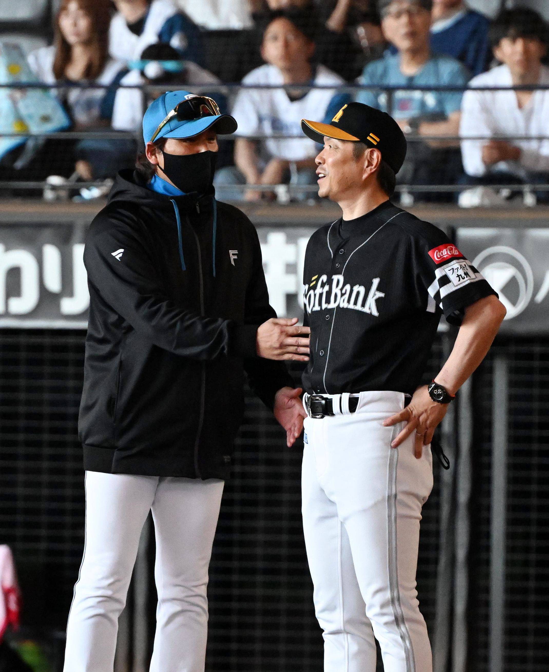 試合終了後に日本ハム新庄剛志監督がソフトバンク小久保裕紀監督を 