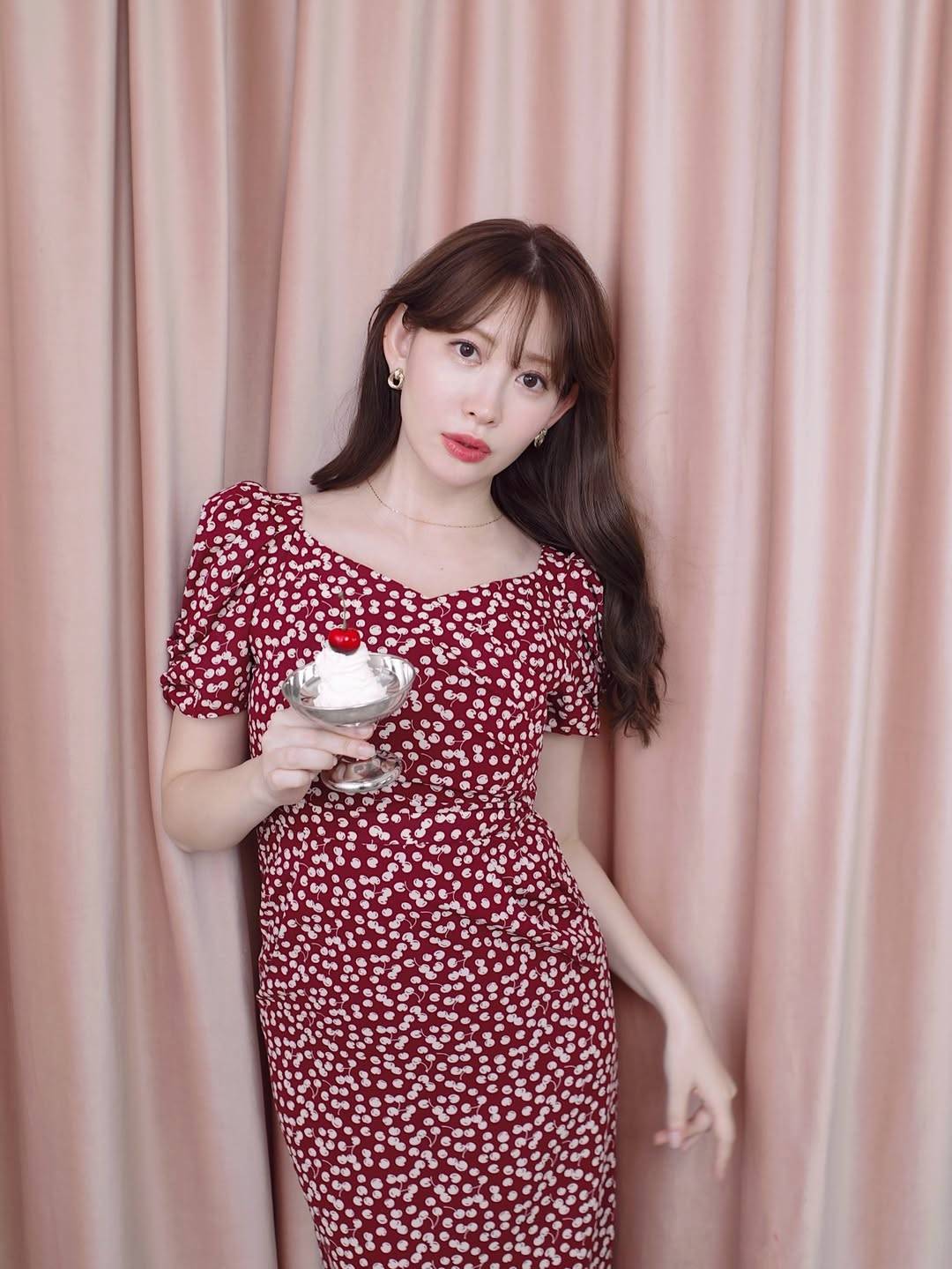 AKB48から資産35億の実業家へ…小嶋陽菜〝チェリーづくし〟ドレス