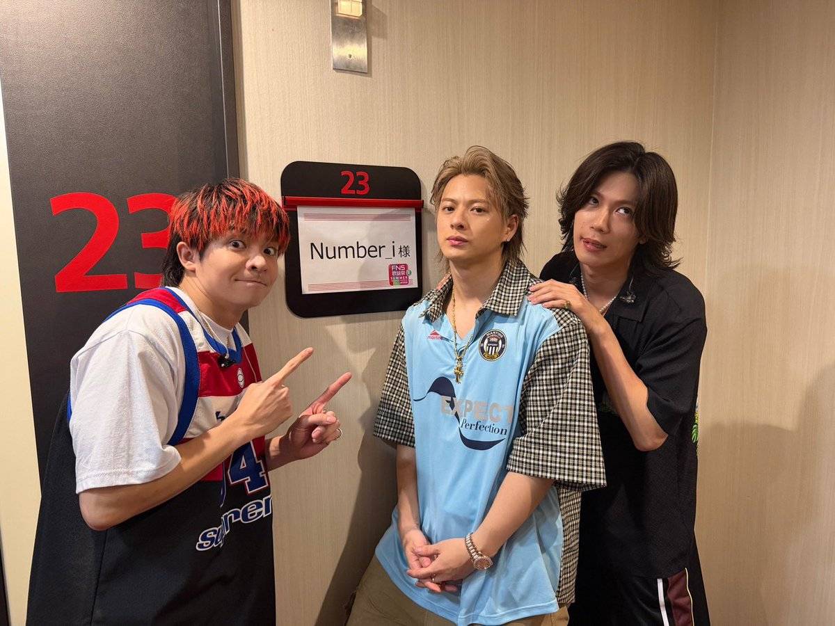 すごいな」「赤は初めてよね!?」Number_i岸優太〝衝撃イメチェン〟姿に