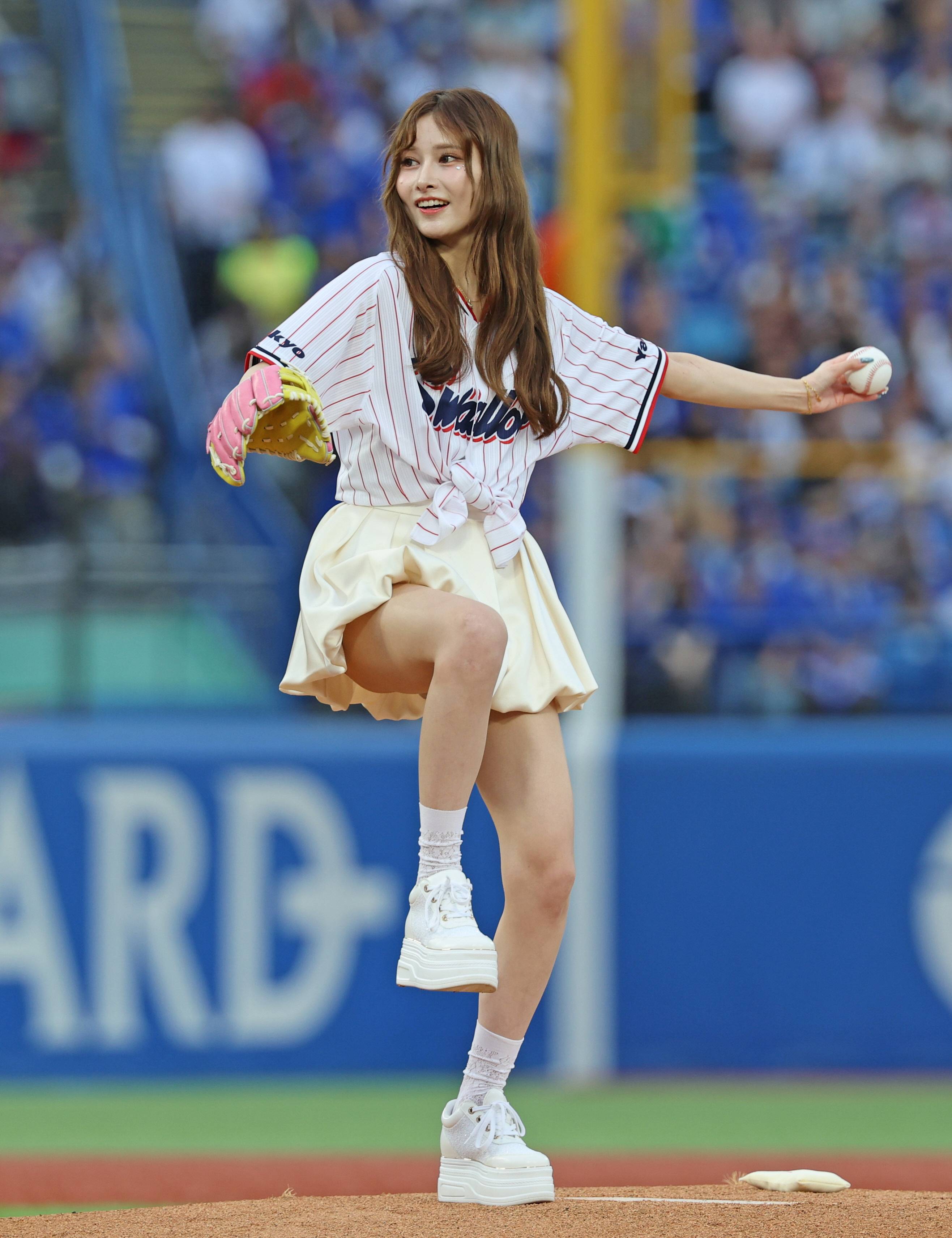 画像拡大して見た」〝丸見せ投球〟人気ライバー・ガガちゃんの始球式に