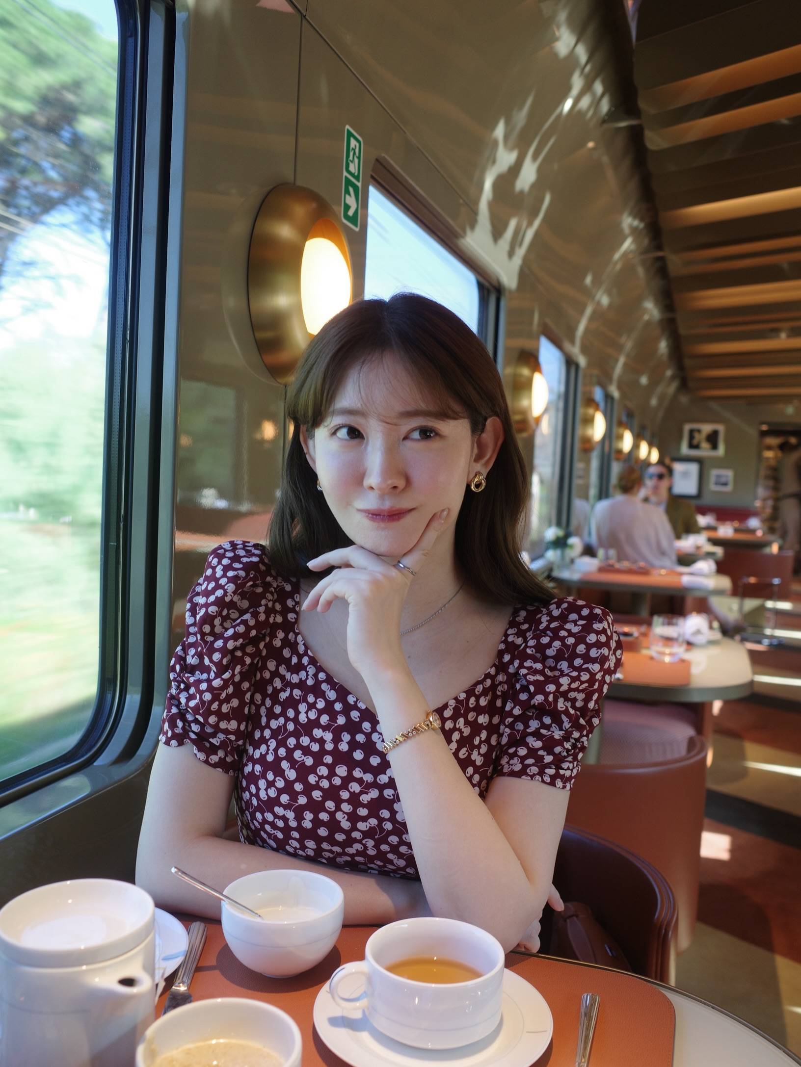 小嶋陽菜　海外旅行日記　20枚コンプセット ベッドにダイブしてる」小嶋陽菜〝豪華旅〟ショットに反響「体型から富