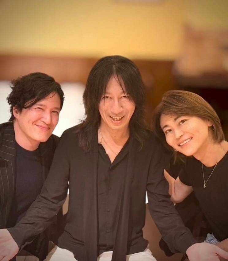 顔が怖すぎて…」GLAY・TAKUROの近影に反響続々「背も伸びた？」「優し
