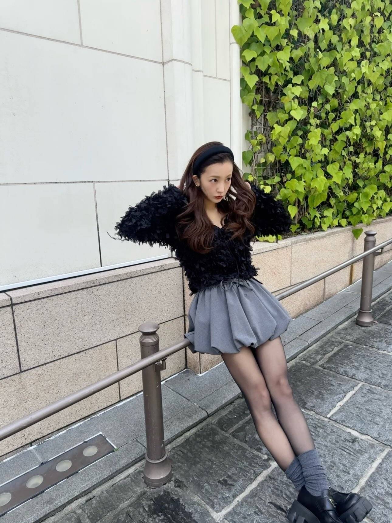 顔変わりすぎじゃ…」35歳で体重39キロ…板野友美〝ミニ丈姿〟に「心配に