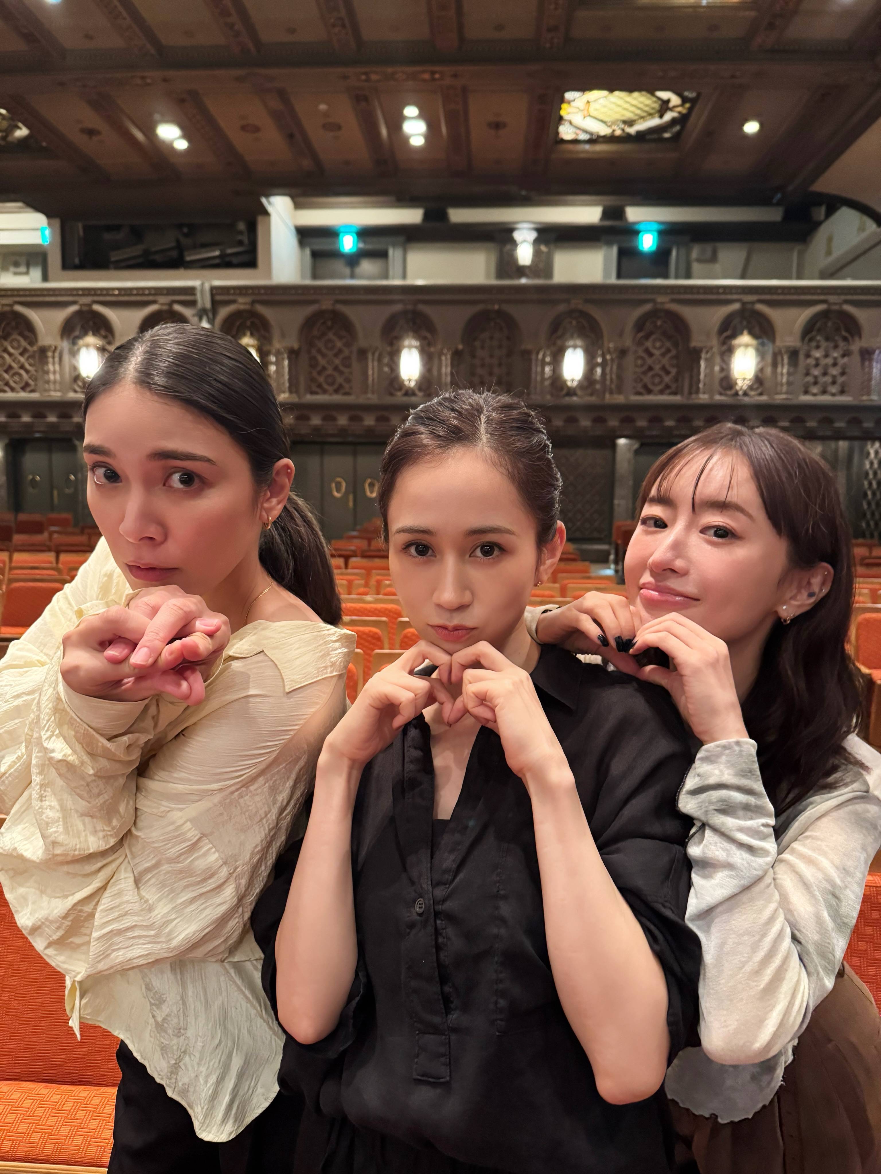 1人だけ手が違う！共演者との3ショットが話題の前田敦子｜「可愛いと