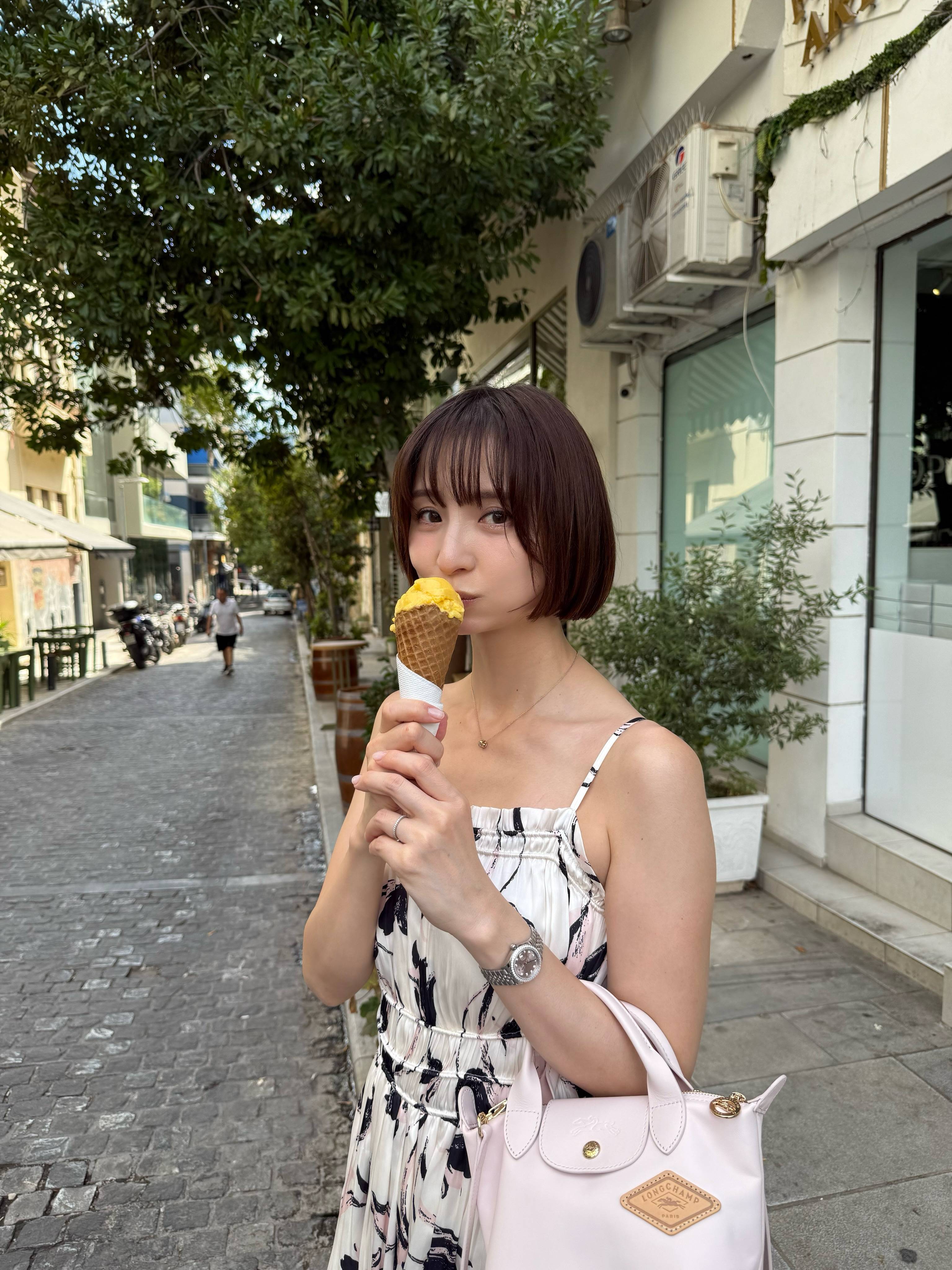 月収4万円カフェ店員から大出世…篠田麻里子〝ギリシャ旅行〟ショットに