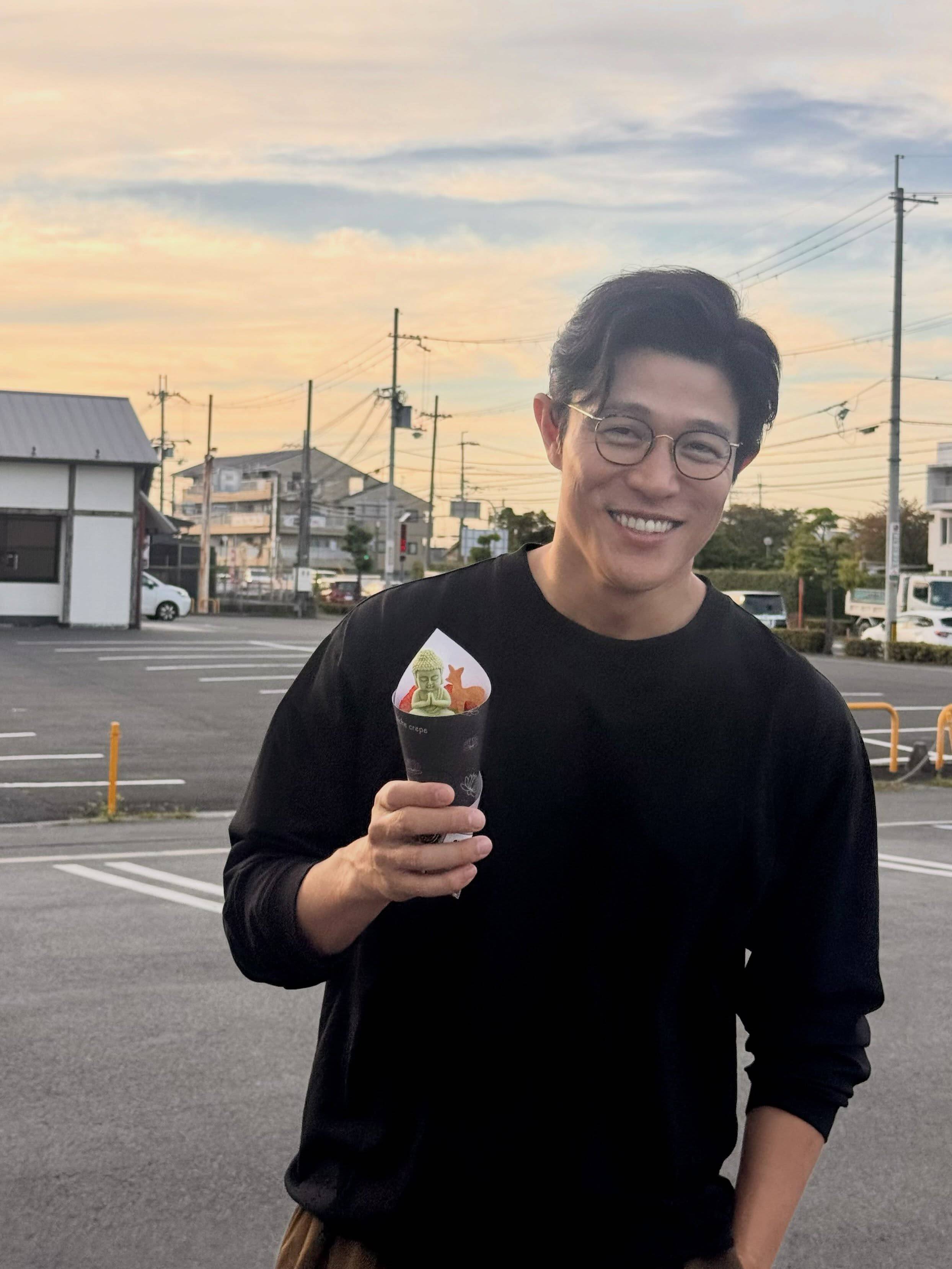 携帯落とした。笑」〝ムキムキ〟鈴木亮平、奈良旅スイーツ写真に「大仏
