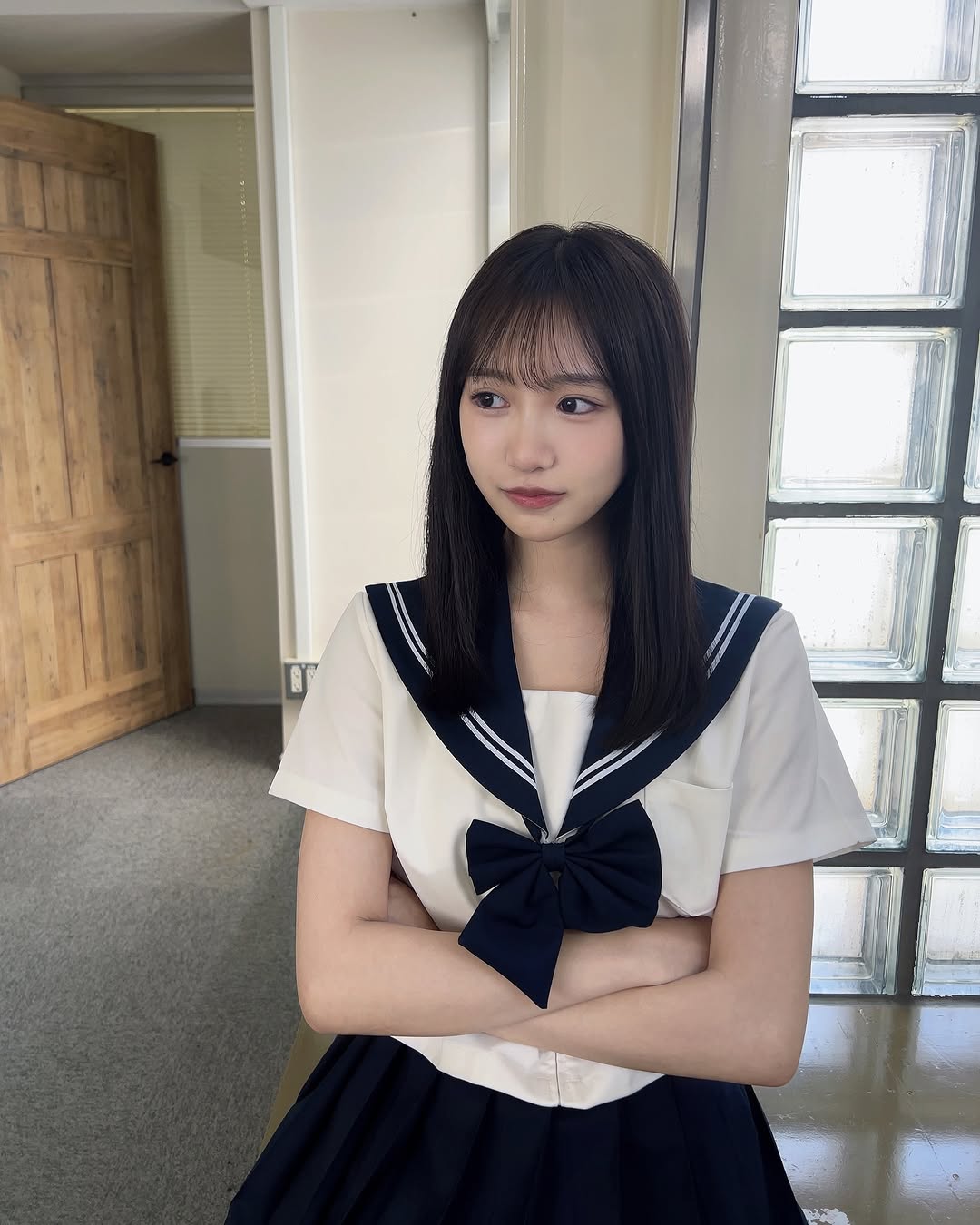 すみれ アイドル史上最強BODY〟24歳グラドルのJK制服ショットに「現役で