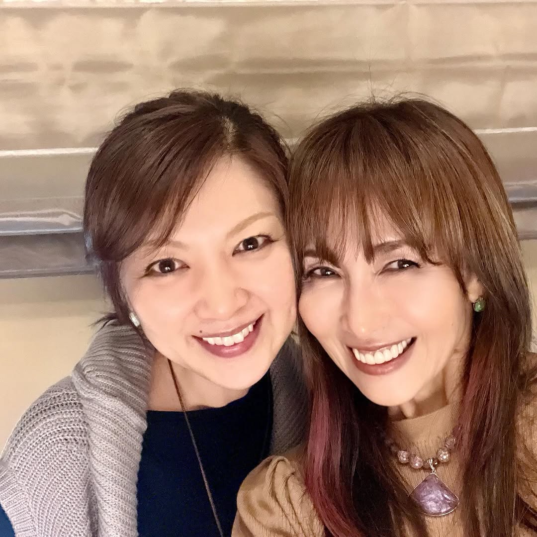 姉妹みたい」美女2ショットにほっこり 54歳歌手が57歳女優の