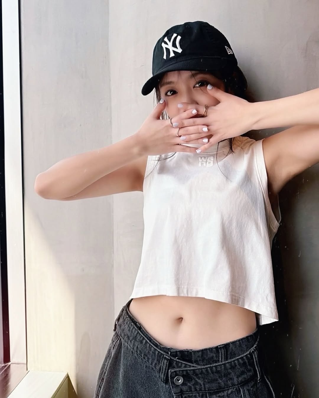 舌出し美人 黒髪美人〟封印 へそ出し＆舌出し、美腹筋の25歳グラドルに「美人スイッチ入れ過ぎ」「COOL」「透明感えぐい」と絶賛の声：「おっ！」でつながる地元密着のスポーツ応援メディア  西スポWEB OTTO!