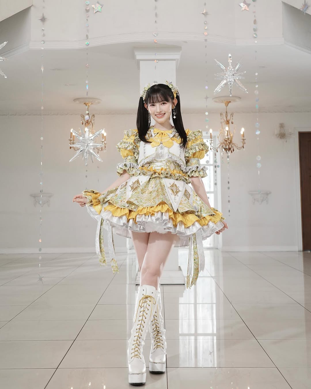 令和1番のアイドル〟20歳の新衣装に絶賛の声、真っ白な美脚