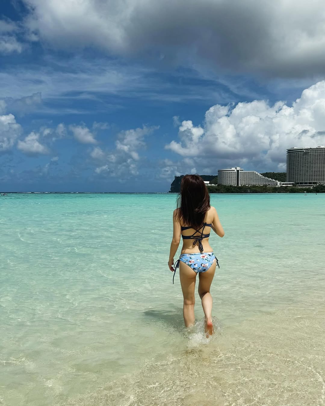 不倫人妻海水浴水着姿 
