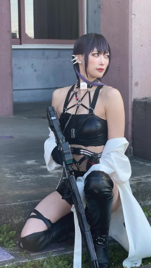 長身の美ボディあらわに銃構え…元レスラー38歳「カッコイイ」舞台