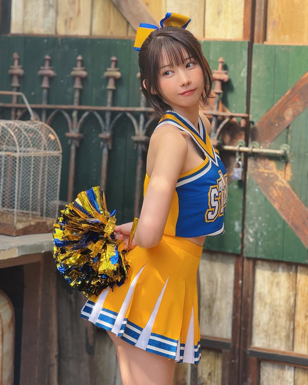 チア変身のえなこ、超ミニスカ＆お尻突き出し応援ポーズで悩殺「この姿