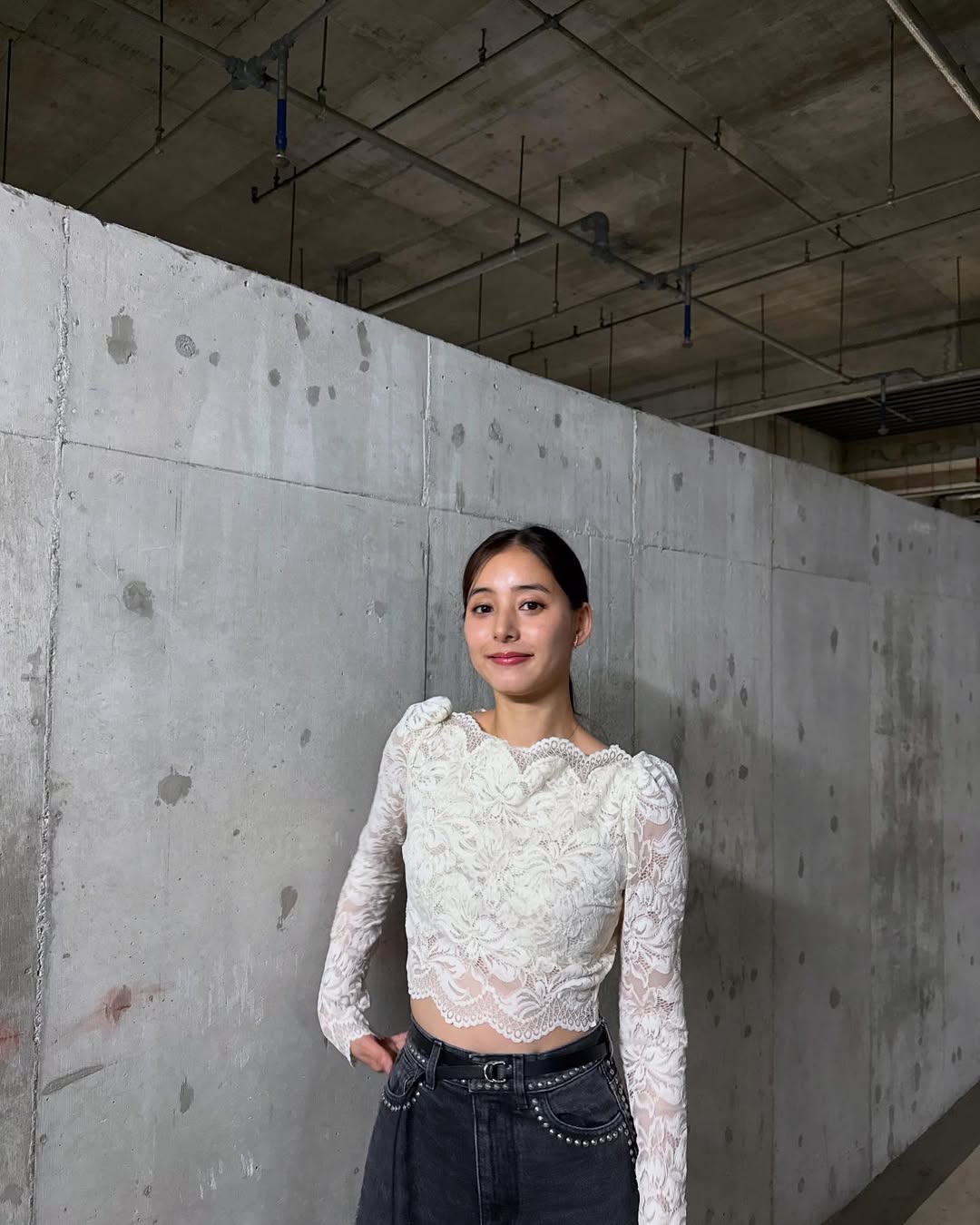 IRENE ブラック ストレートデニム　新木優子さん着用　36 ゼクシィ」CMから10年…「脚長っ」31歳女優の美脚際立つレース